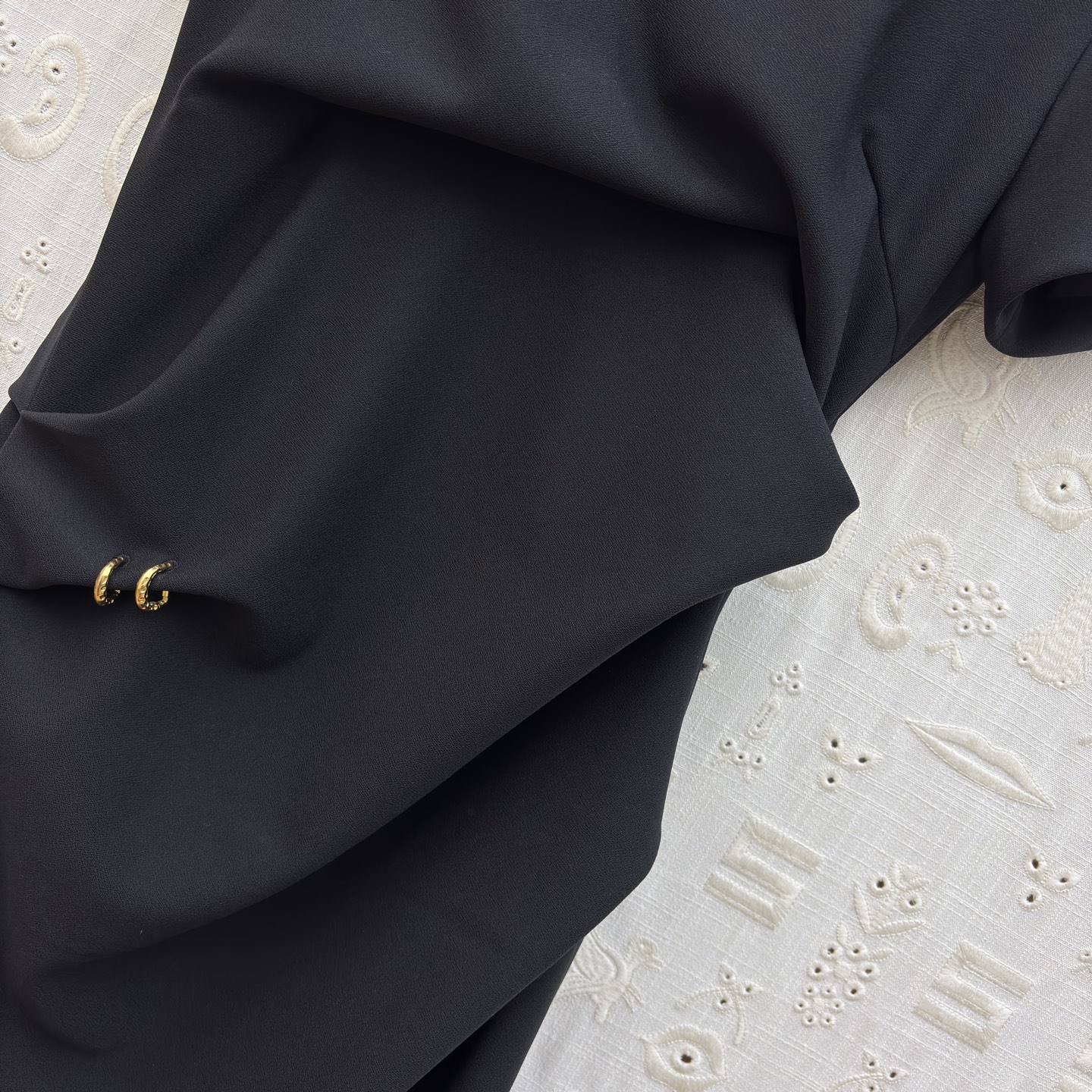 Sch褶皱收腰连衣裙 垂坠面料包裹身形 用细节设计提升格调 利落的圆领 流动的褶皱 点睛的金属扣 每一处