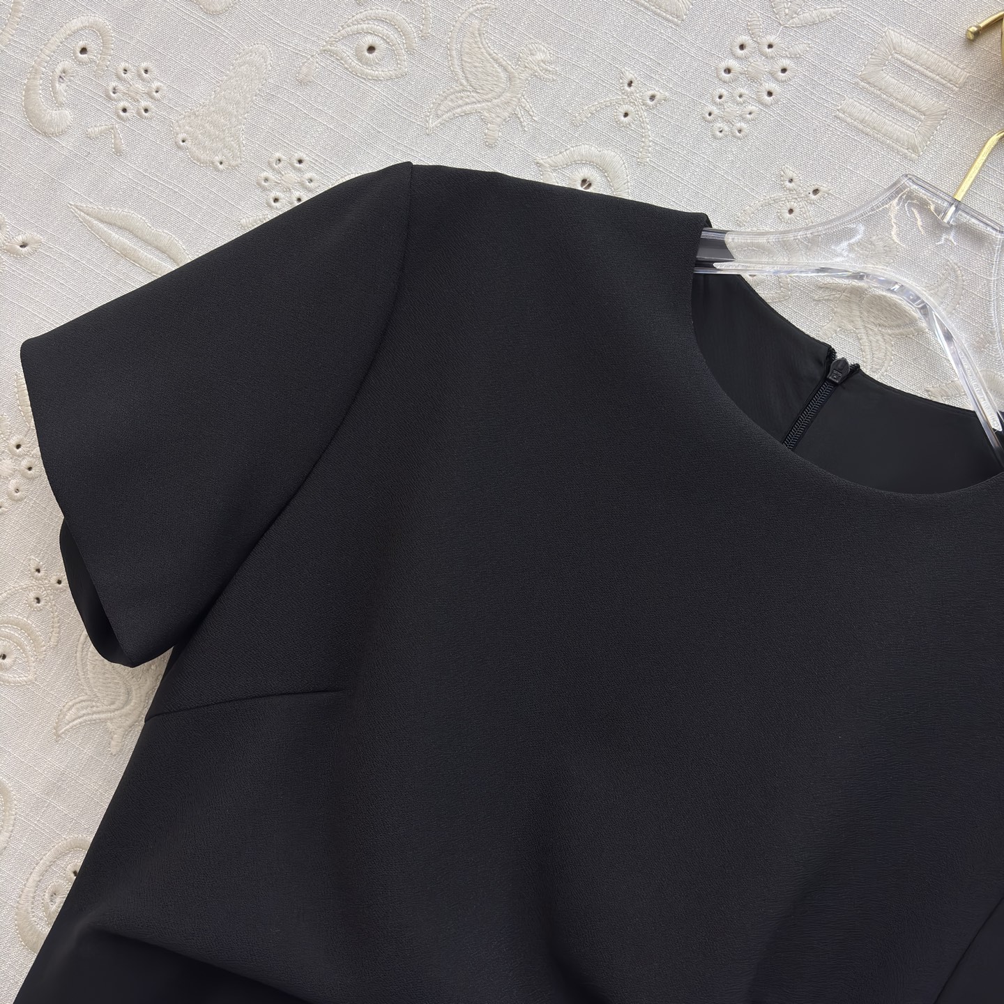 Sch褶皱收腰连衣裙 垂坠面料包裹身形 用细节设计提升格调 利落的圆领 流动的褶皱 点睛的金属扣 每一处