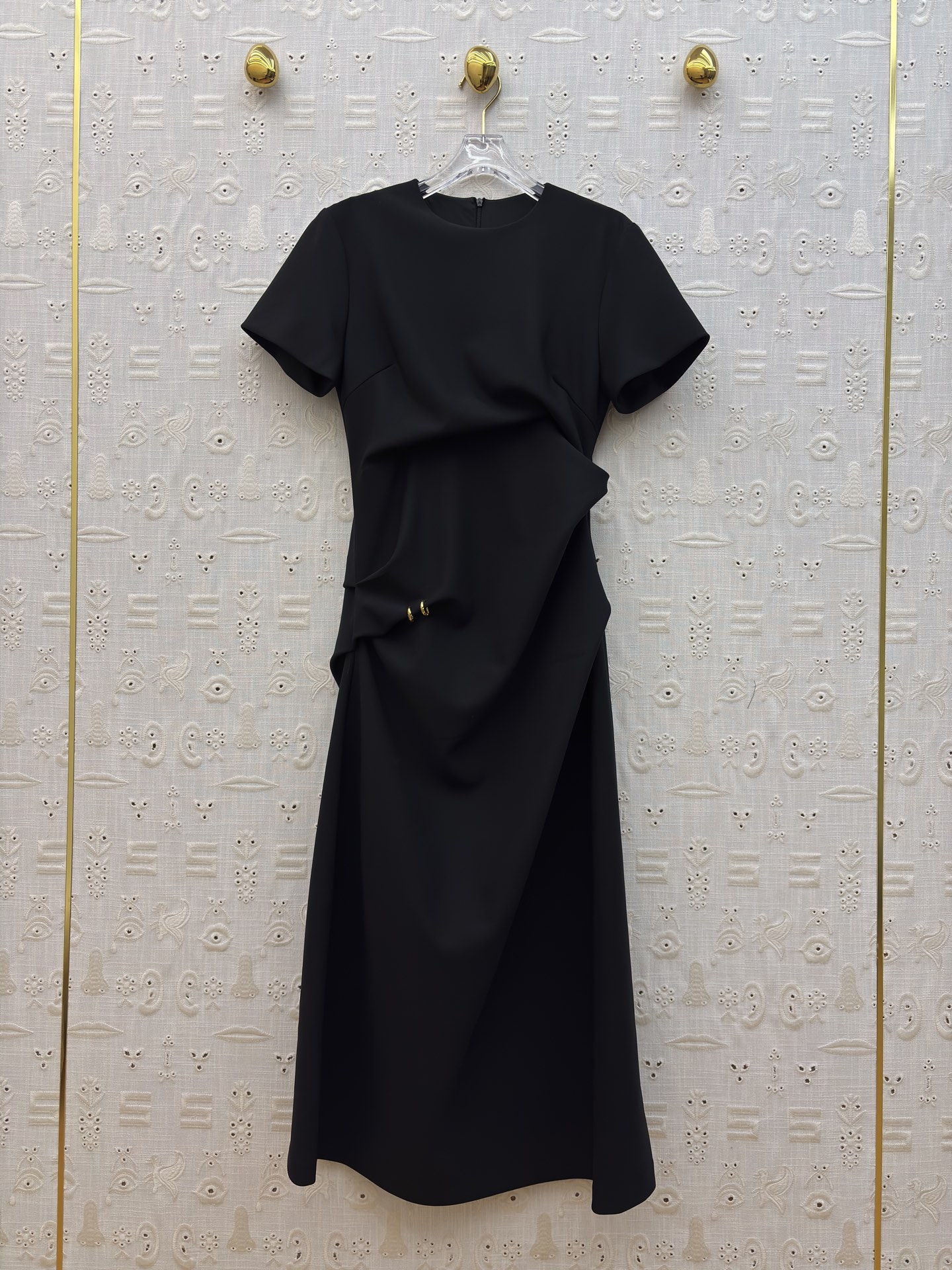 Sch褶皱收腰连衣裙 垂坠面料包裹身形 用细节设计提升格调 利落的圆领 流动的褶皱 点睛的金属扣 每一处