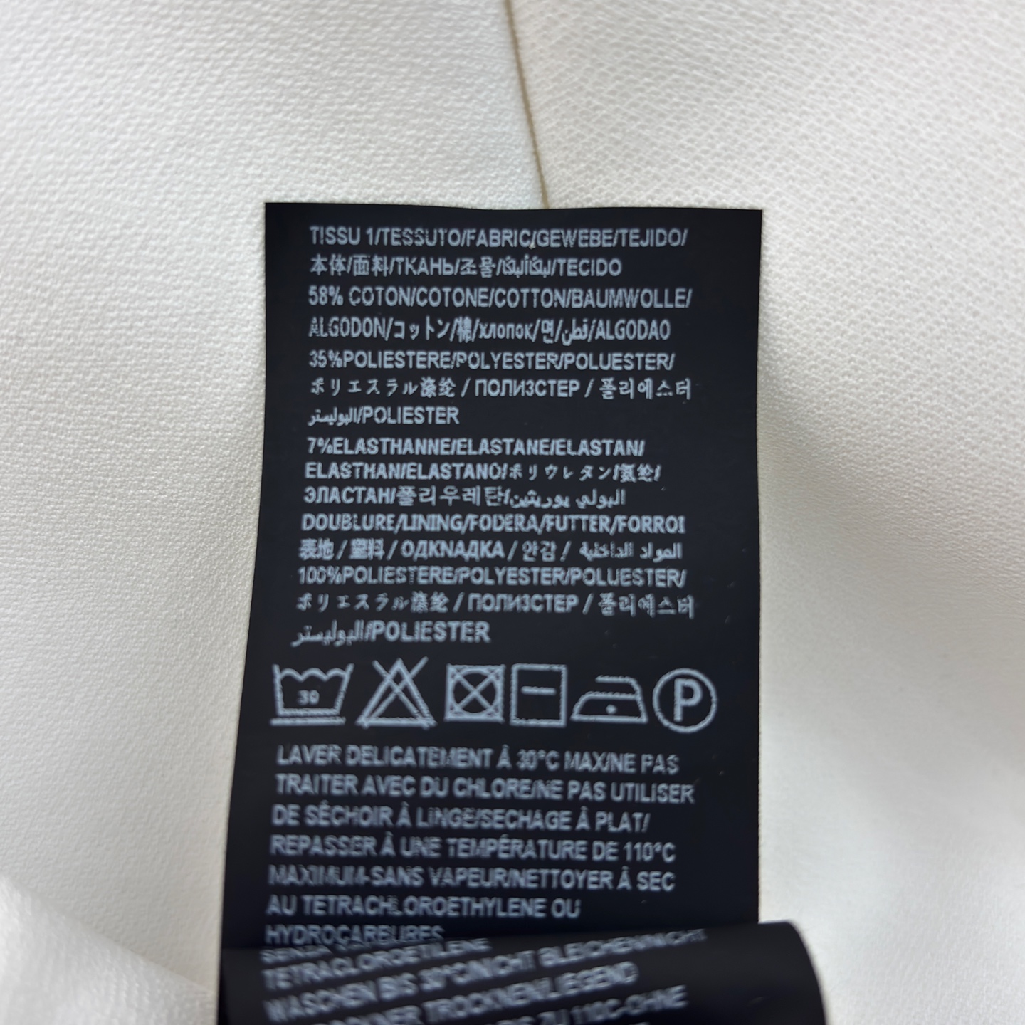 Sch褶皱收腰连衣裙 垂坠面料包裹身形 用细节设计提升格调 利落的圆领 流动的褶皱 点睛的金属扣 每一处