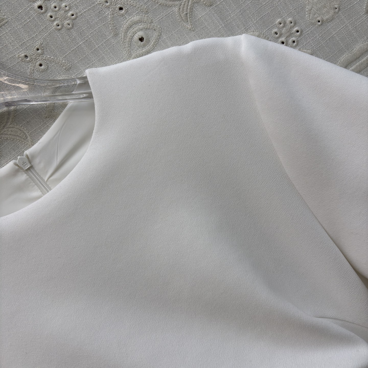 Sch褶皱收腰连衣裙 垂坠面料包裹身形 用细节设计提升格调 利落的圆领 流动的褶皱 点睛的金属扣 每一处