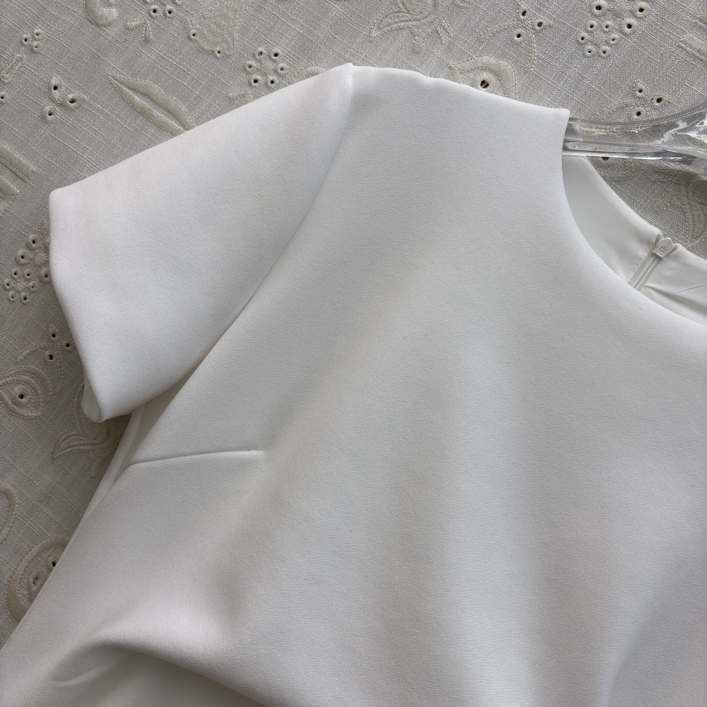 Sch褶皱收腰连衣裙 垂坠面料包裹身形 用细节设计提升格调 利落的圆领 流动的褶皱 点睛的金属扣 每一处