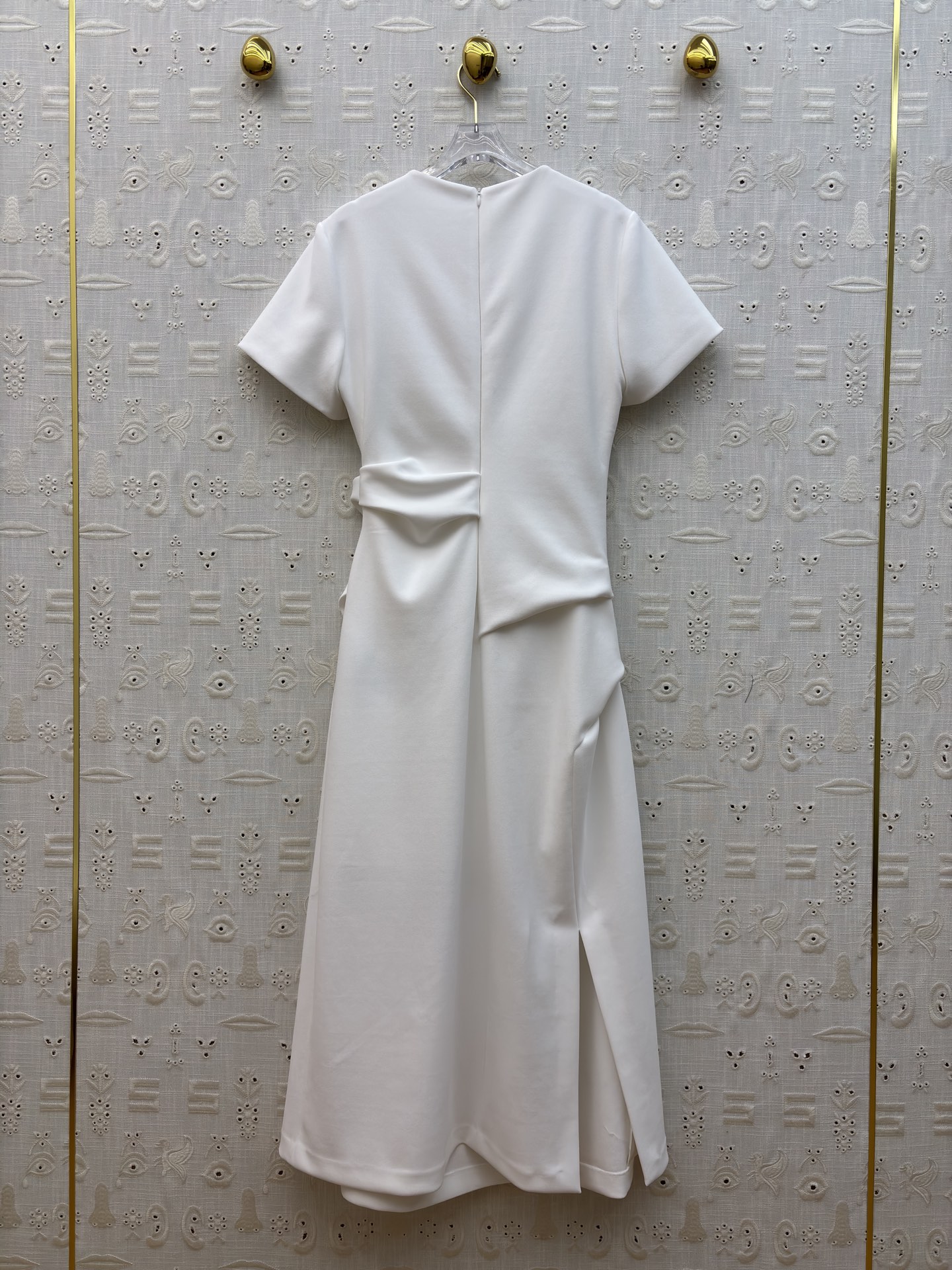 Sch褶皱收腰连衣裙 垂坠面料包裹身形 用细节设计提升格调 利落的圆领 流动的褶皱 点睛的金属扣 每一处