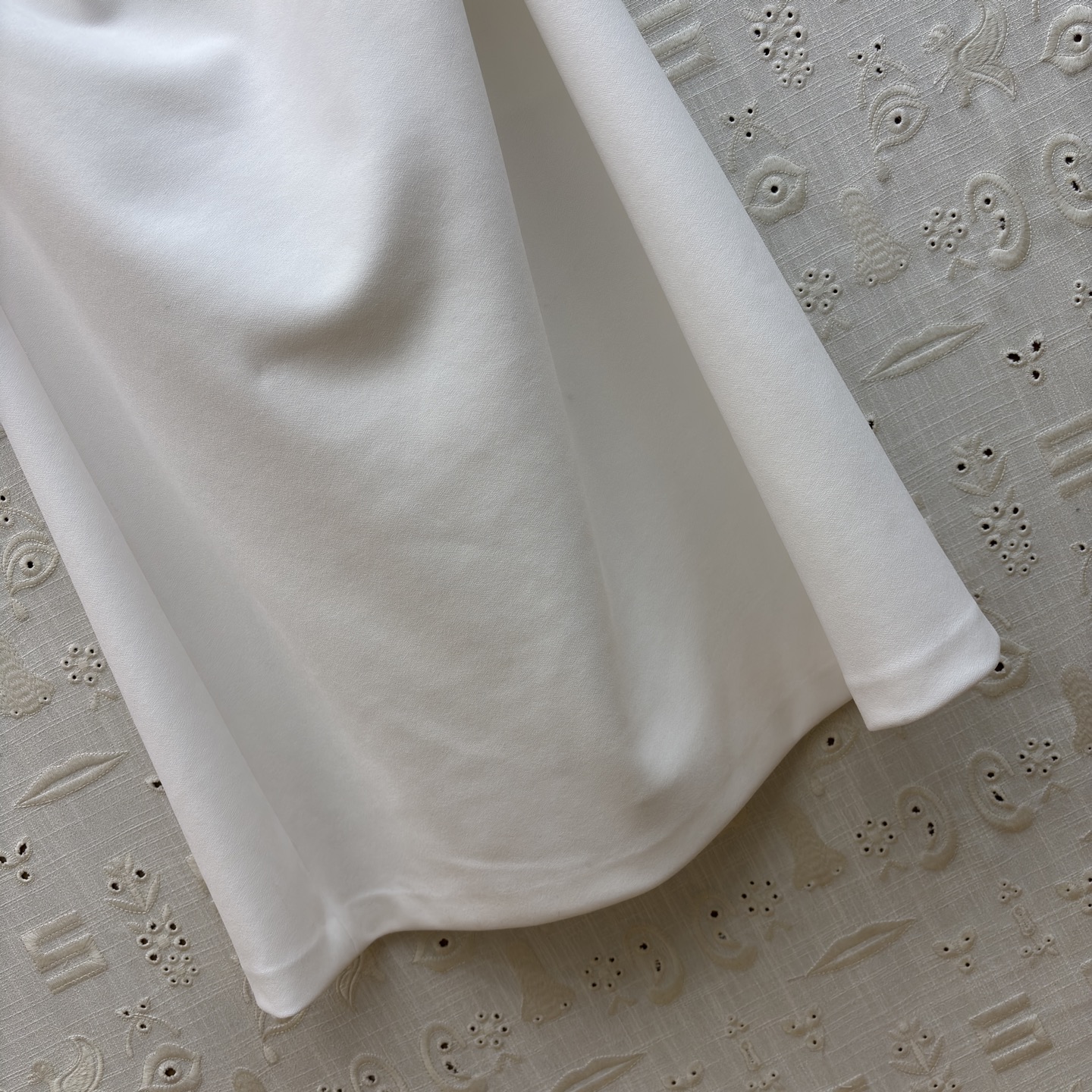 Sch褶皱收腰连衣裙 垂坠面料包裹身形 用细节设计提升格调 利落的圆领 流动的褶皱 点睛的金属扣 每一处