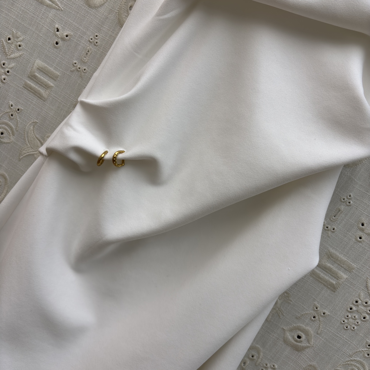 Sch褶皱收腰连衣裙 垂坠面料包裹身形 用细节设计提升格调 利落的圆领 流动的褶皱 点睛的金属扣 每一处