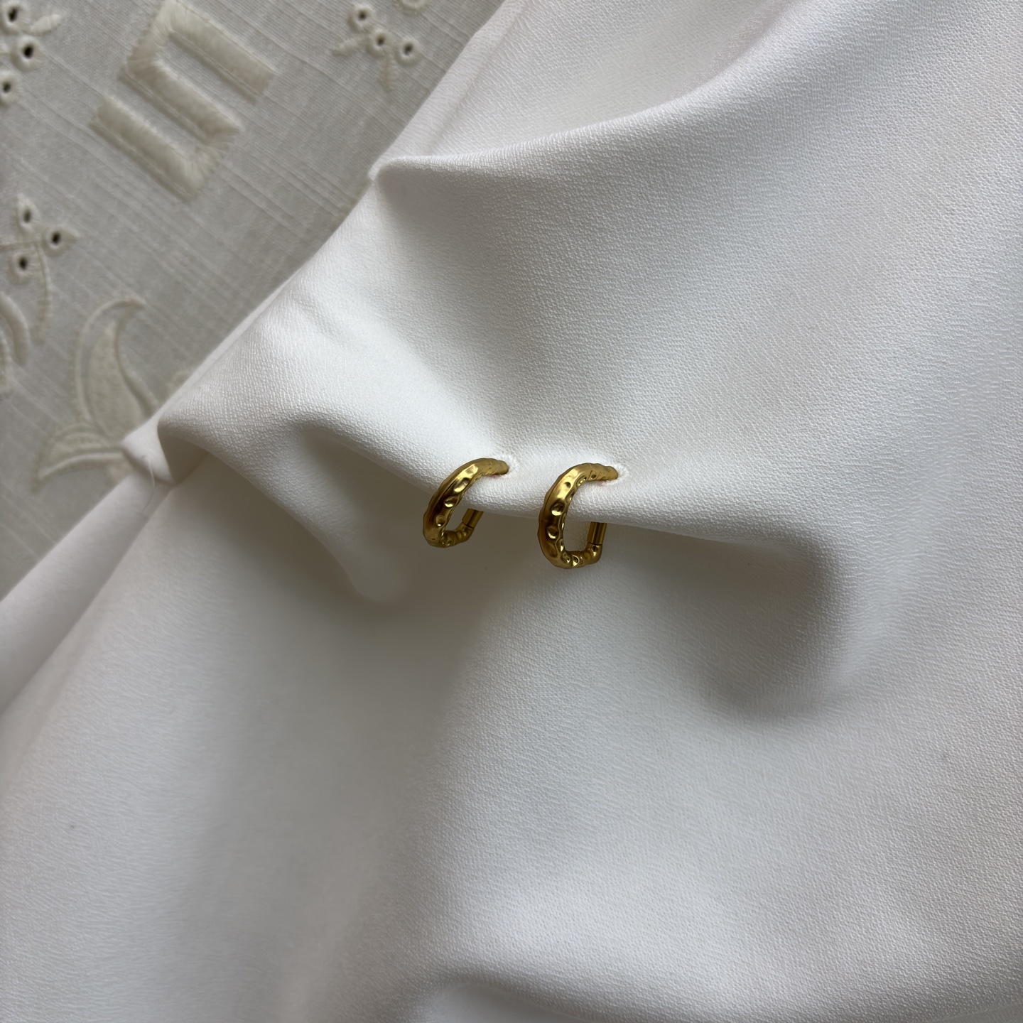 Sch褶皱收腰连衣裙 垂坠面料包裹身形 用细节设计提升格调 利落的圆领 流动的褶皱 点睛的金属扣 每一处