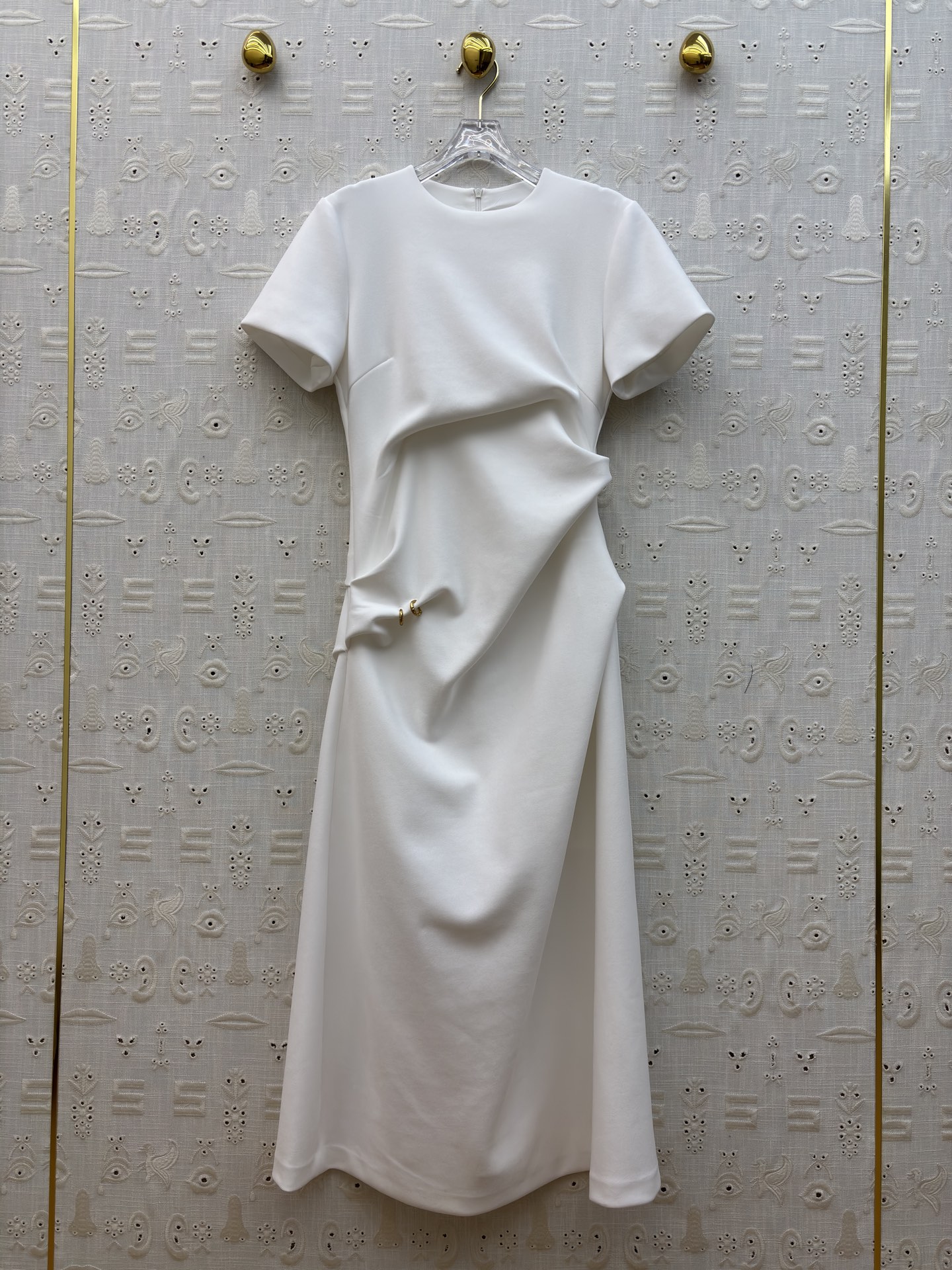 Sch褶皱收腰连衣裙 垂坠面料包裹身形 用细节设计提升格调 利落的圆领 流动的褶皱 点睛的金属扣 每一处