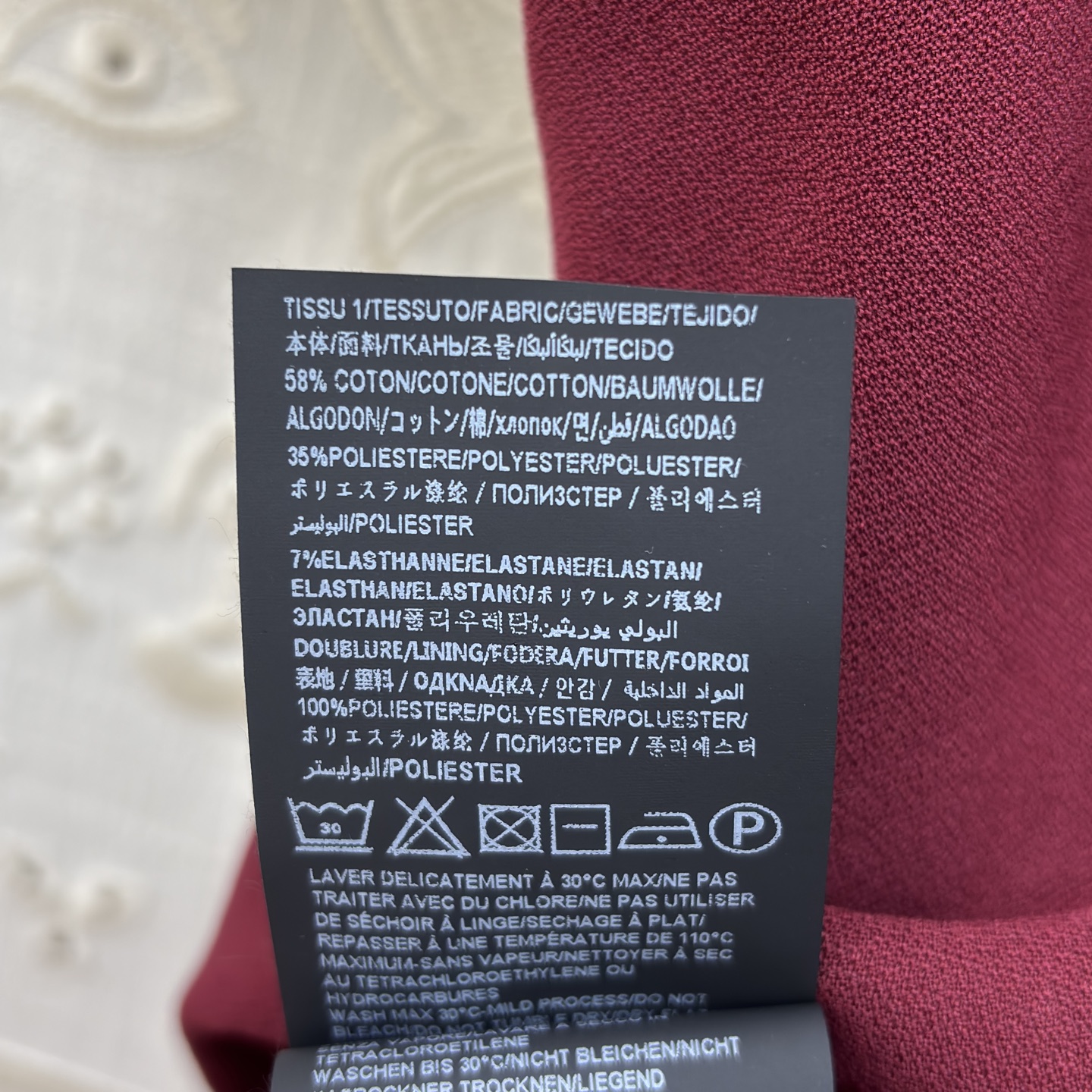 Sch褶皱收腰连衣裙 垂坠面料包裹身形 用细节设计提升格调 利落的圆领 流动的褶皱 点睛的金属扣 每一处