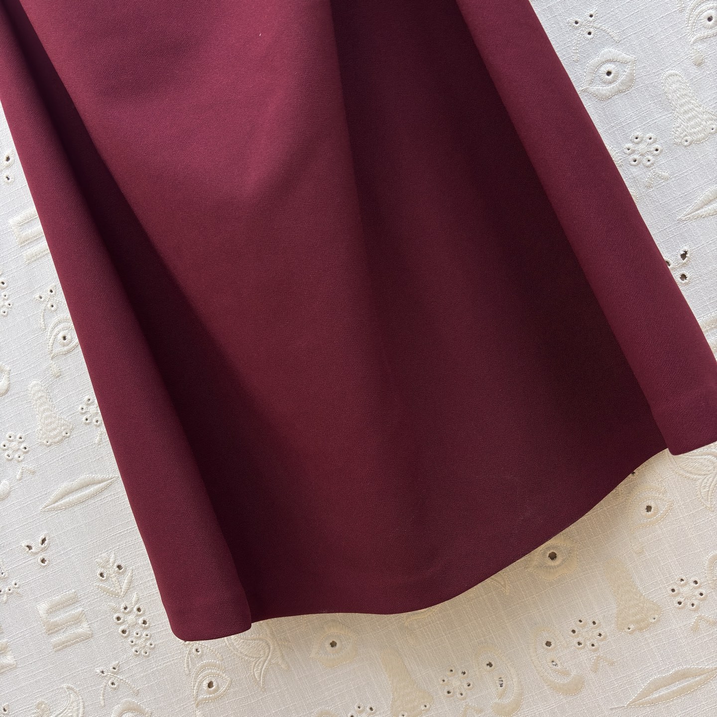 Sch褶皱收腰连衣裙 垂坠面料包裹身形 用细节设计提升格调 利落的圆领 流动的褶皱 点睛的金属扣 每一处