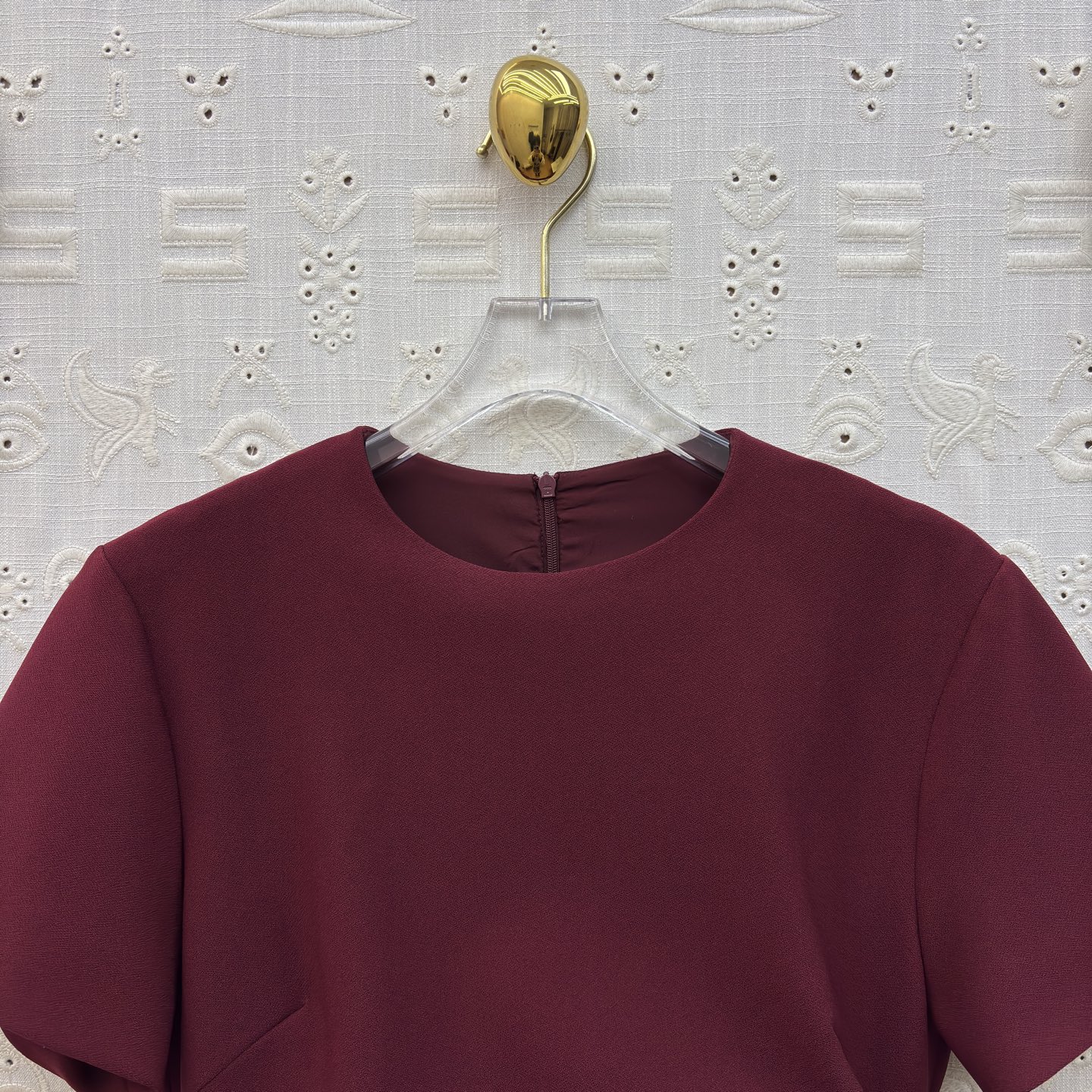 Sch褶皱收腰连衣裙 垂坠面料包裹身形 用细节设计提升格调 利落的圆领 流动的褶皱 点睛的金属扣 每一处