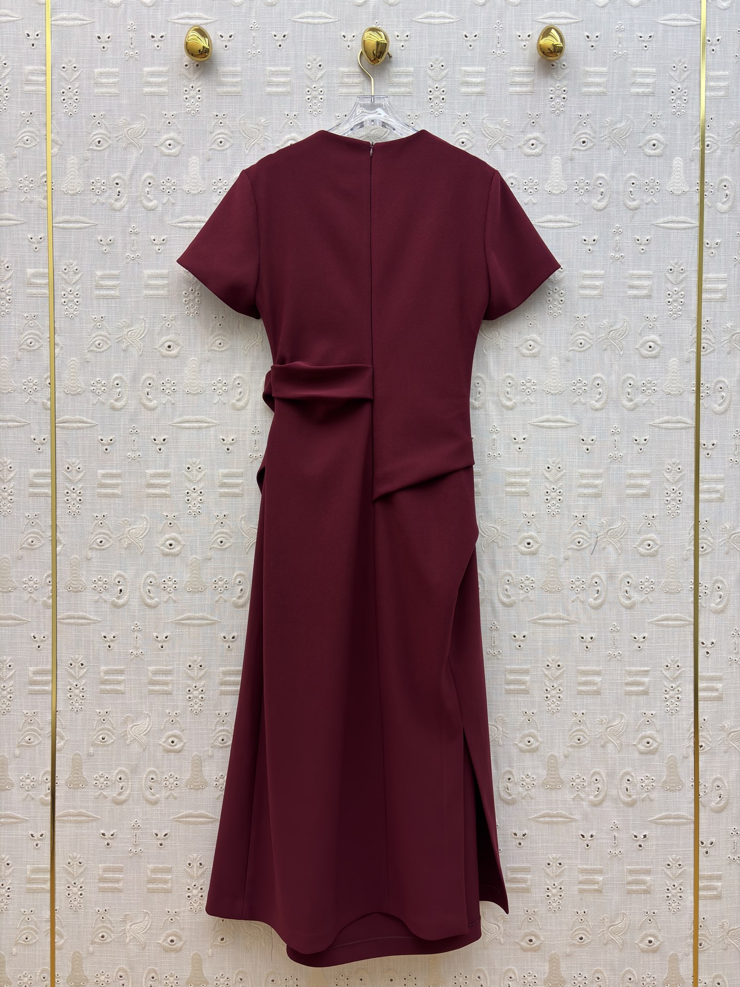 Sch褶皱收腰连衣裙 垂坠面料包裹身形 用细节设计提升格调 利落的圆领 流动的褶皱 点睛的金属扣 每一处