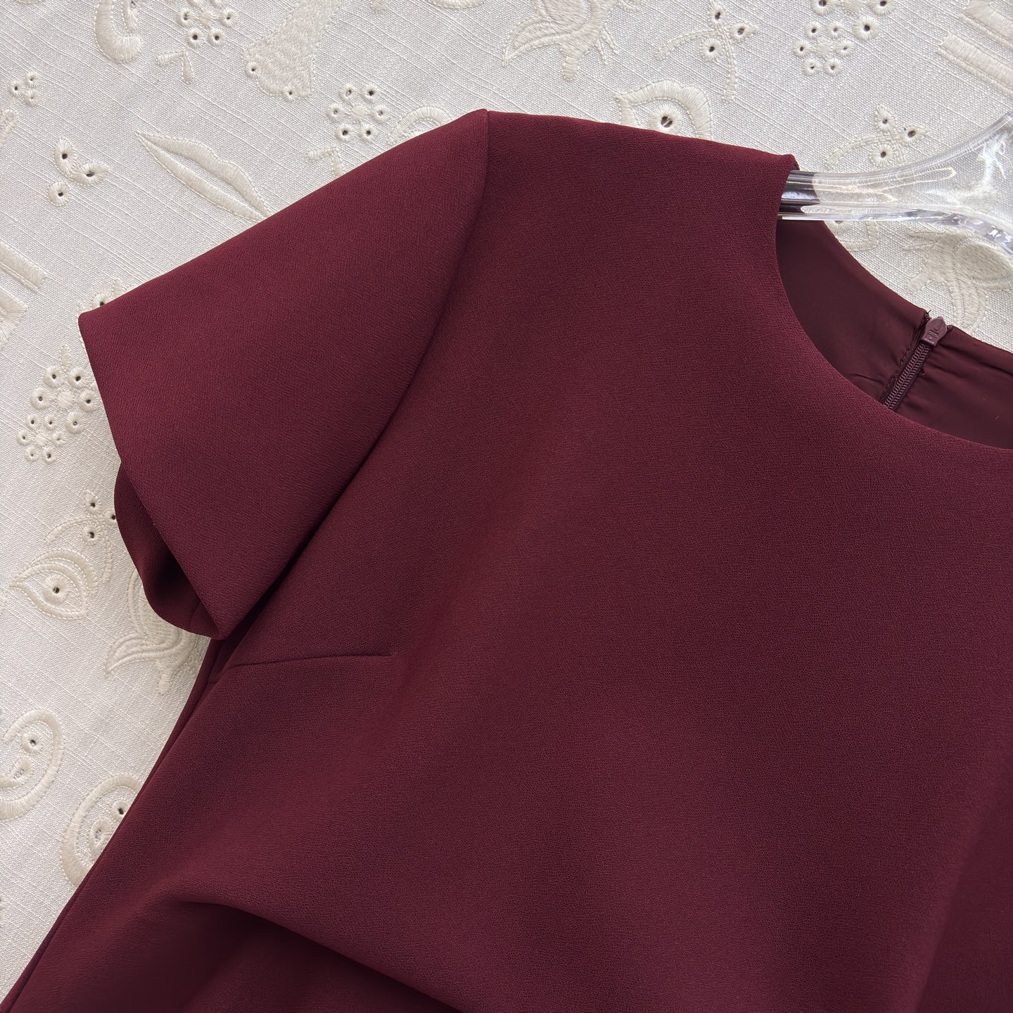 Sch褶皱收腰连衣裙 垂坠面料包裹身形 用细节设计提升格调 利落的圆领 流动的褶皱 点睛的金属扣 每一处