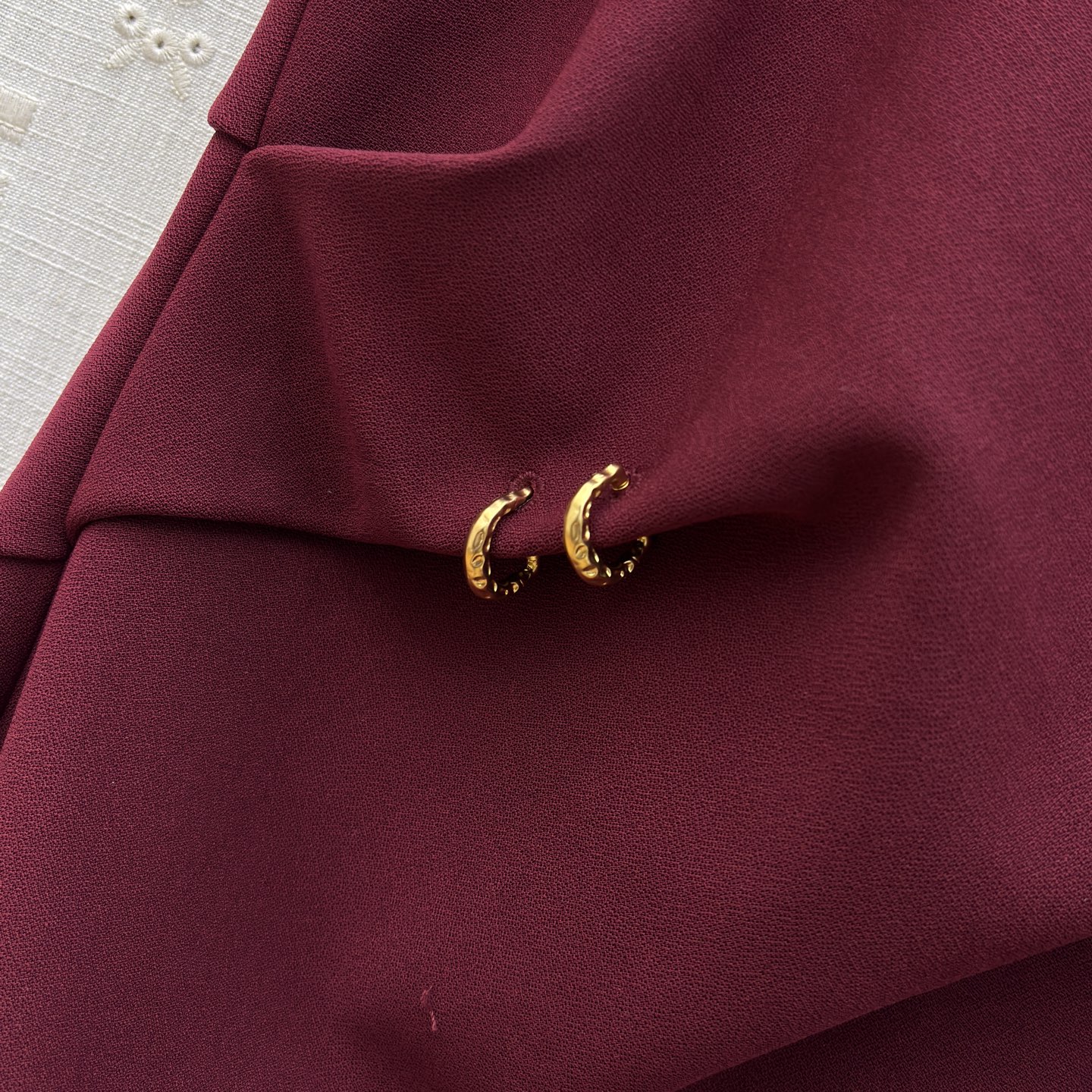 Sch褶皱收腰连衣裙 垂坠面料包裹身形 用细节设计提升格调 利落的圆领 流动的褶皱 点睛的金属扣 每一处