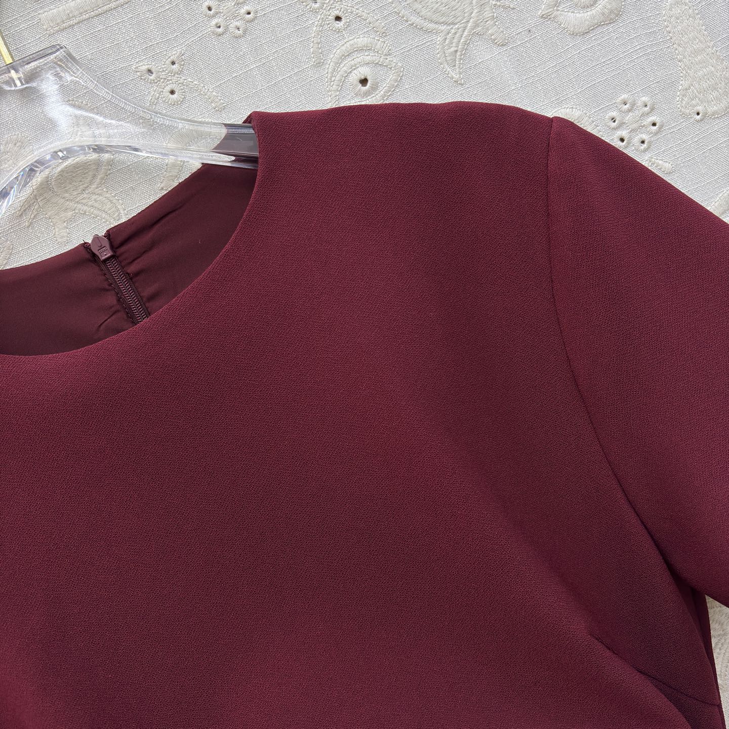 Sch褶皱收腰连衣裙 垂坠面料包裹身形 用细节设计提升格调 利落的圆领 流动的褶皱 点睛的金属扣 每一处