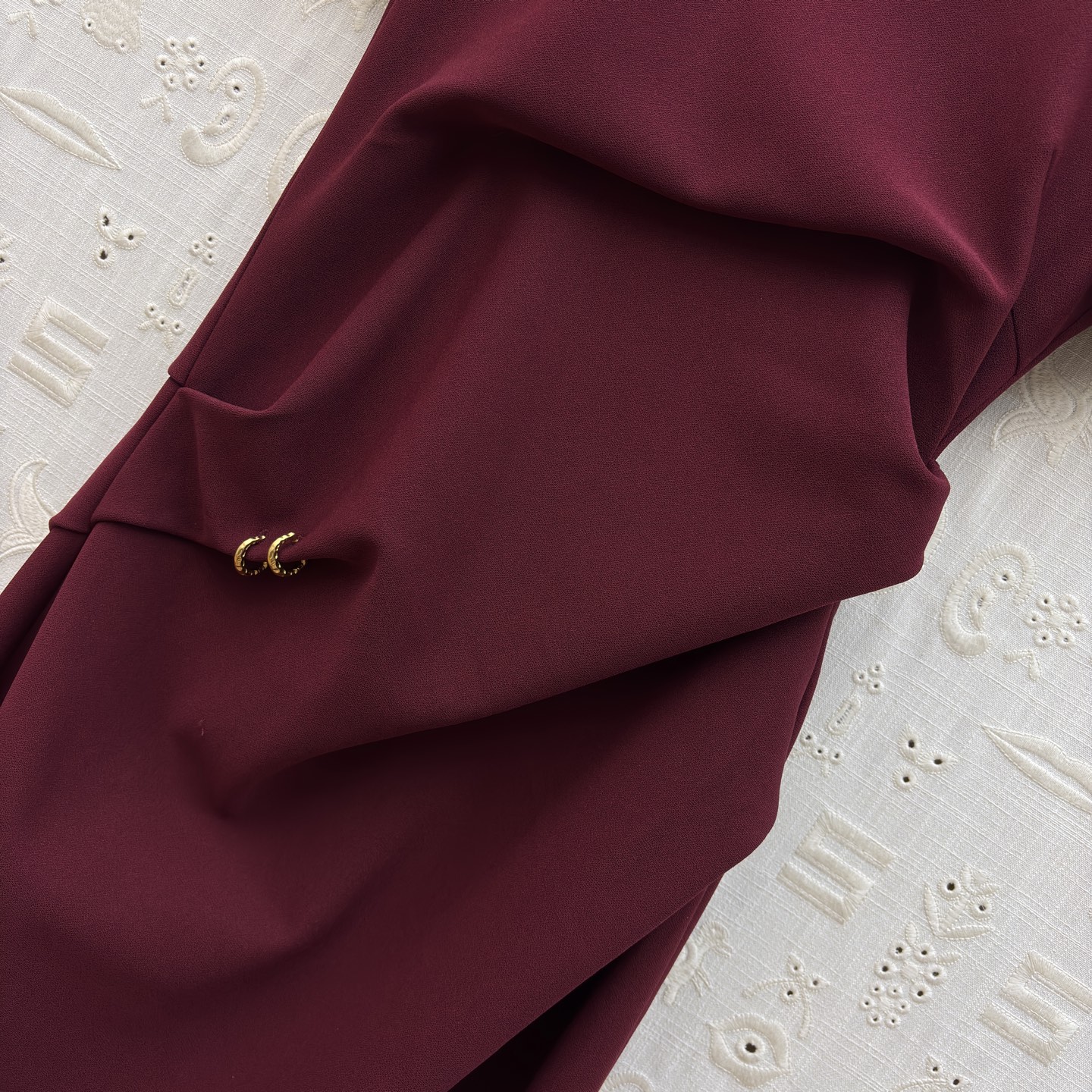 Sch褶皱收腰连衣裙 垂坠面料包裹身形 用细节设计提升格调 利落的圆领 流动的褶皱 点睛的金属扣 每一处