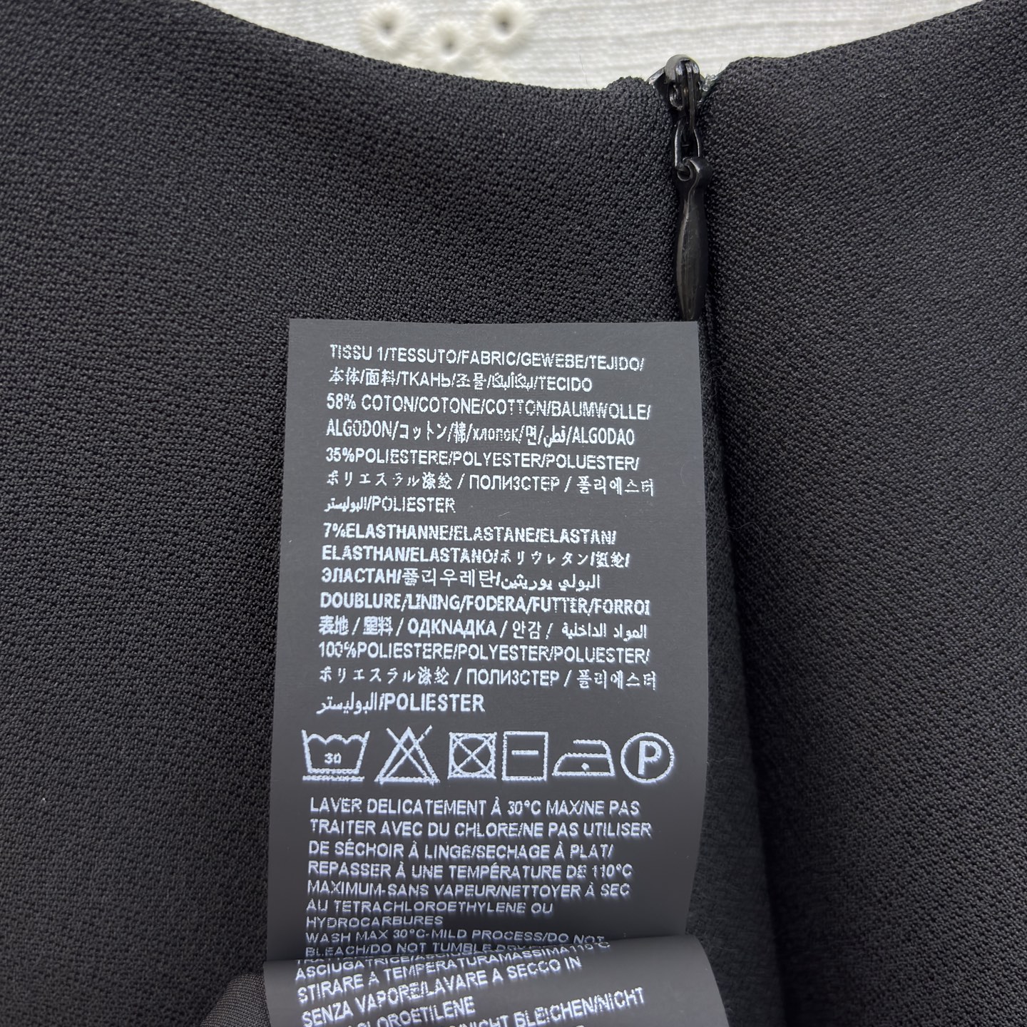 Sch异形别扣链连衣裙 极简线条勾勒出利落轮廓 金属肩饰在光影里闪着精致锋芒 白的纯粹、蓝的温柔、黑的冷