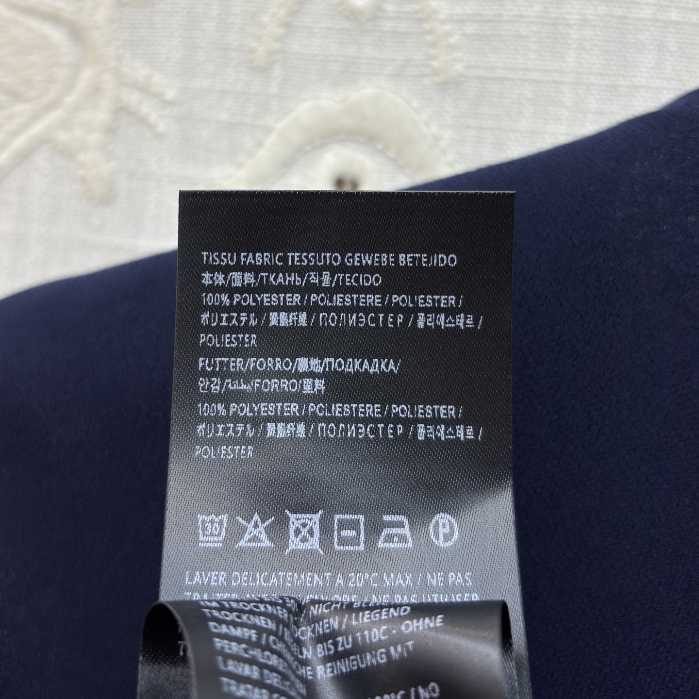 Sch金属扣背心上衣搭配阔腿裤 不对称剪裁搭配精致金扣 垂坠感面料自带高级气场 松紧腰阔腿裤 舒适显瘦不