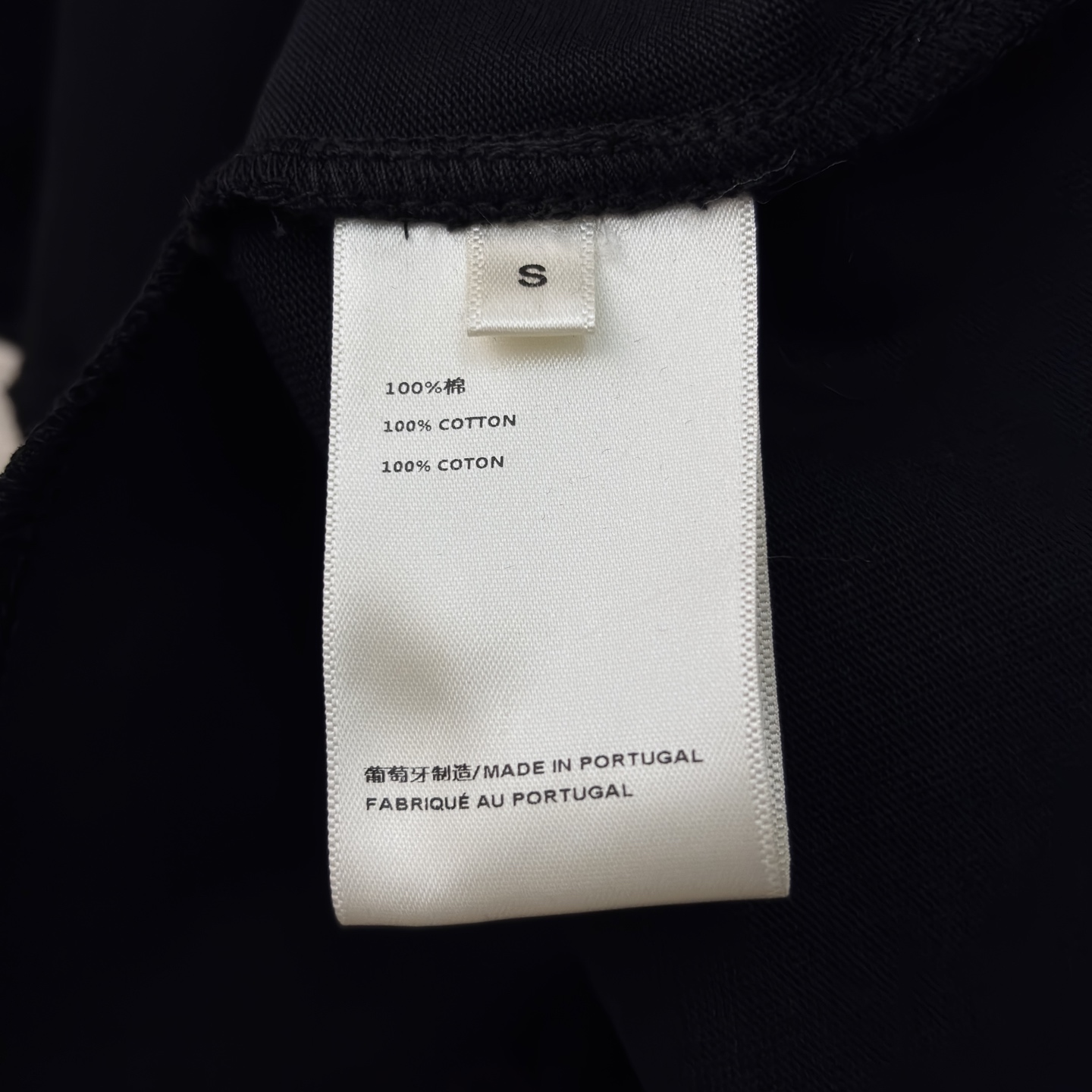 Carv*经典圆领纯色T恤裙 利落的竖线剪裁修饰身形 简约又藏着小心机 日常单穿清爽随性 叠穿外套也很有