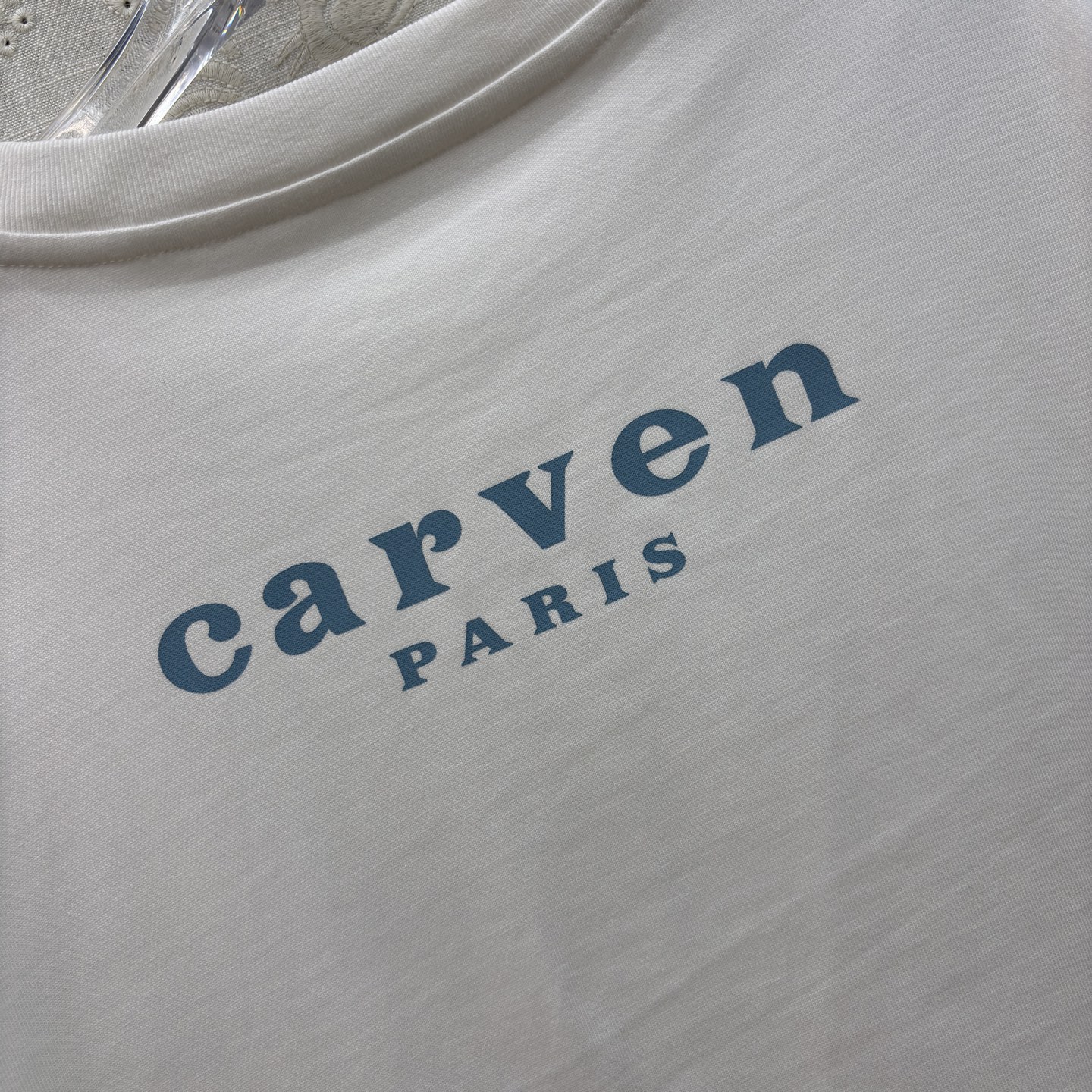 Carv*圆领字母T恤 衣柜里的万能选手 干净利落的版型 背后低调的字母印花 随性又高级 怎么搭都不出错
