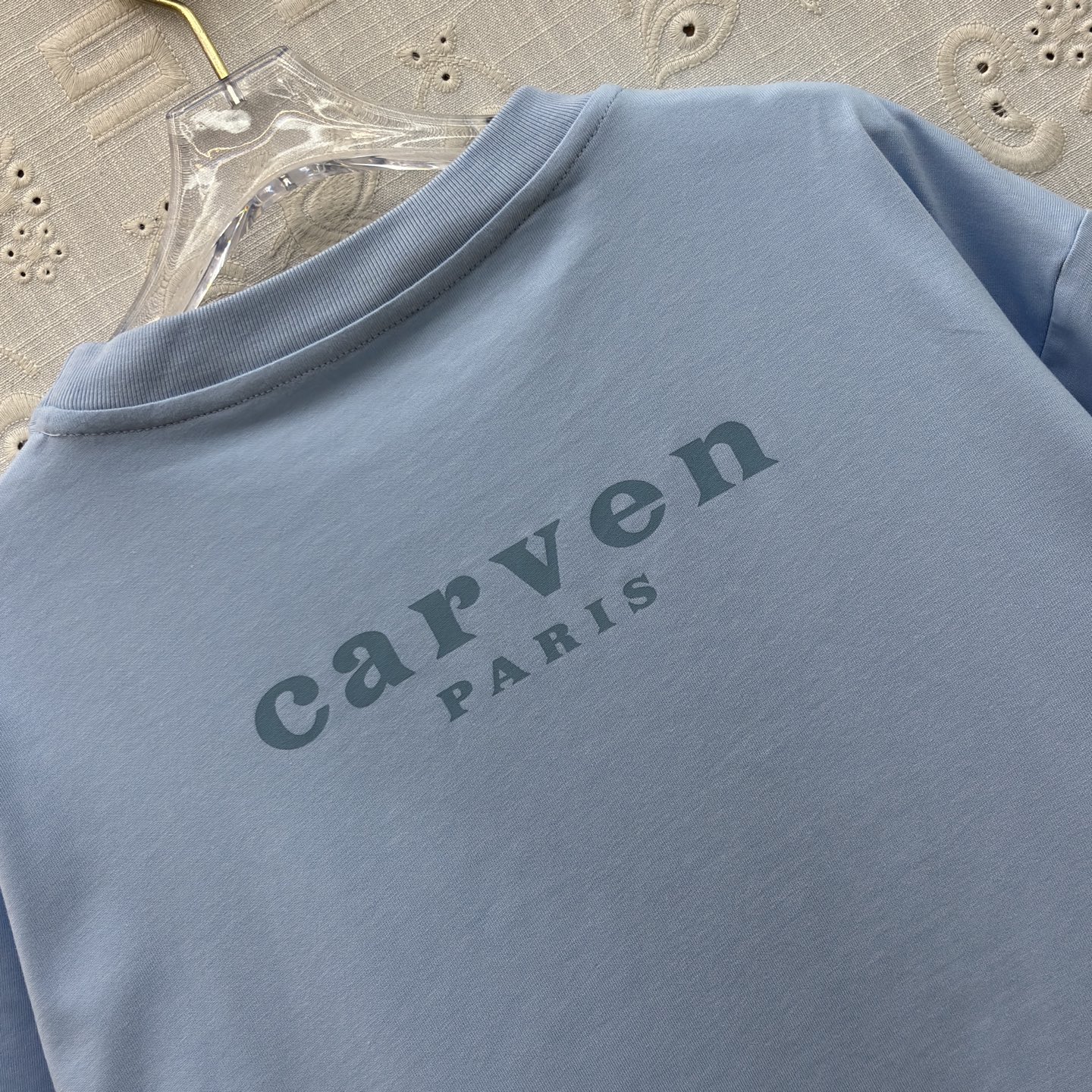 Carv*圆领字母T恤 衣柜里的万能选手 干净利落的版型 背后低调的字母印花 随性又高级 怎么搭都不出错