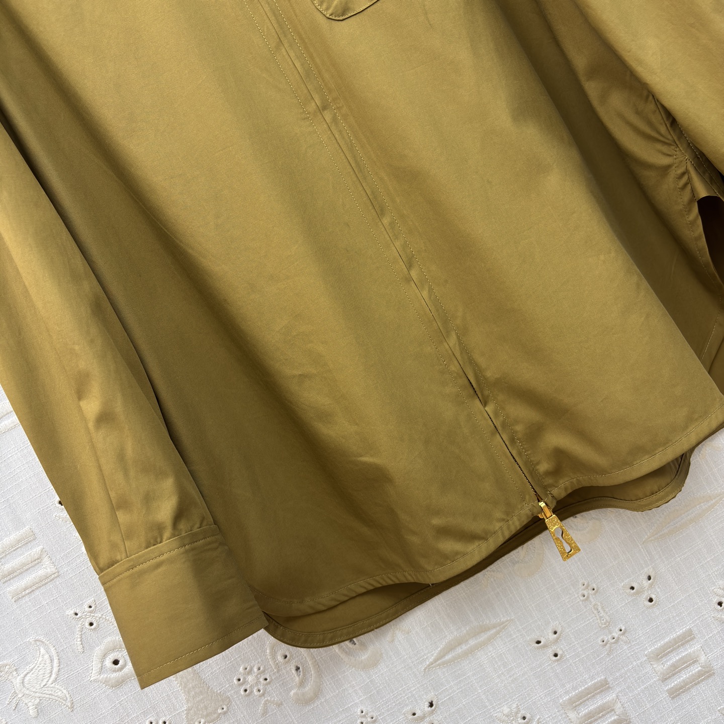 Sch翻领拉链衬衫 标志性金属锁扣贯穿拉链 大尖领修饰脸型 侧开叉更显随性慵懒 一件就能hold住通勤、