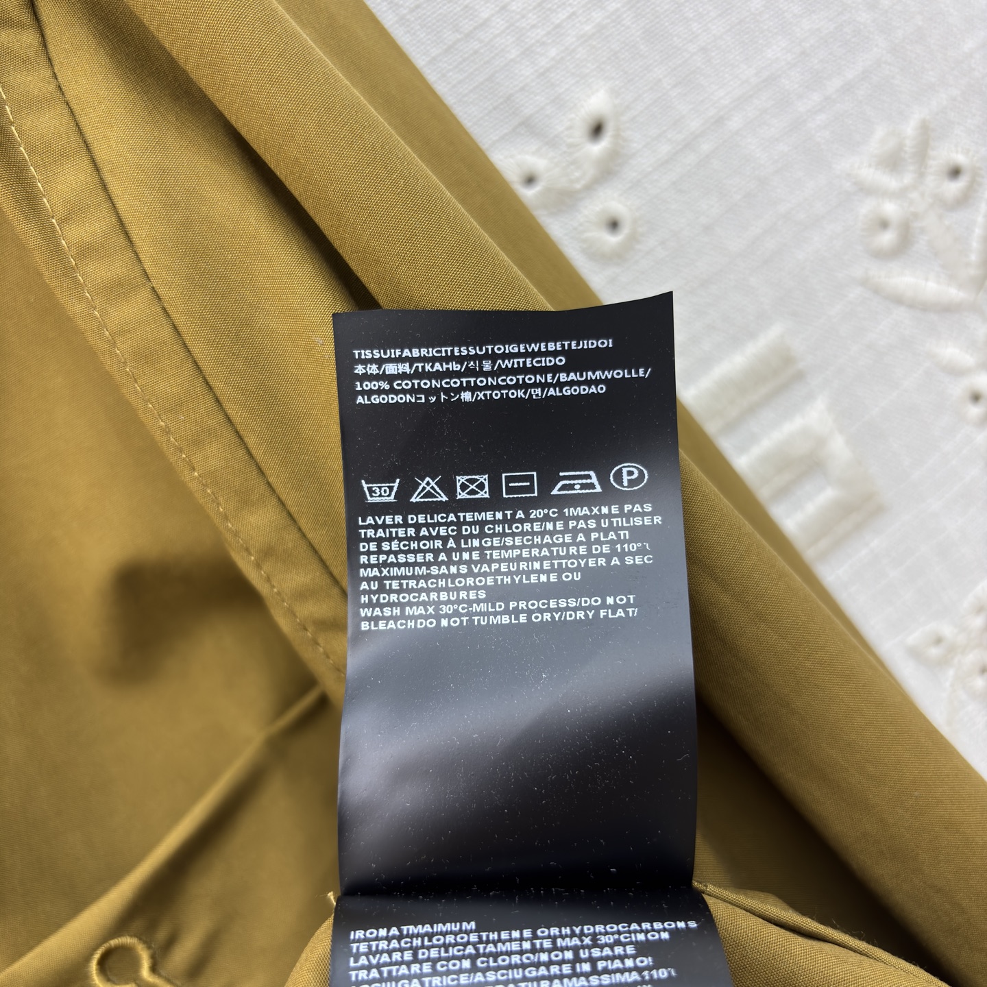 Sch翻领拉链衬衫 标志性金属锁扣贯穿拉链 大尖领修饰脸型 侧开叉更显随性慵懒 一件就能hold住通勤、