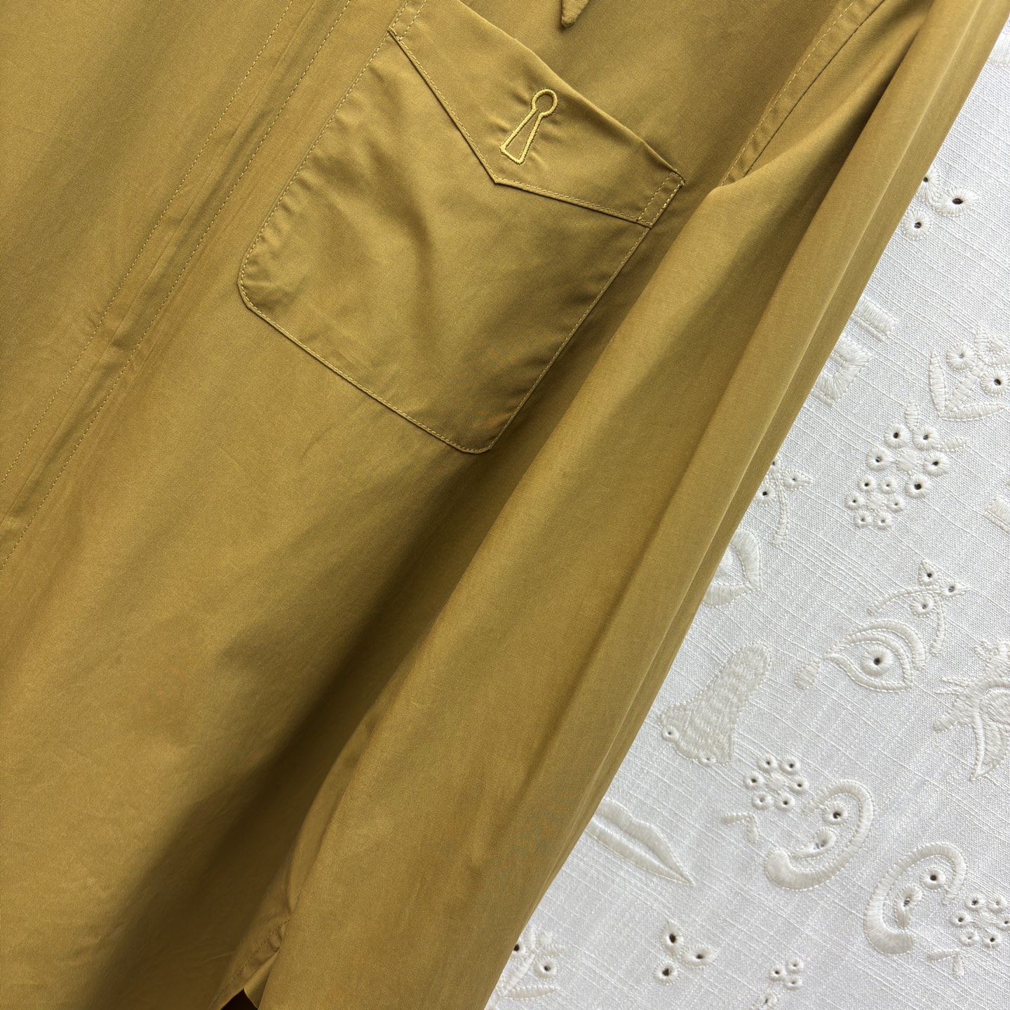 Sch翻领拉链衬衫 标志性金属锁扣贯穿拉链 大尖领修饰脸型 侧开叉更显随性慵懒 一件就能hold住通勤、