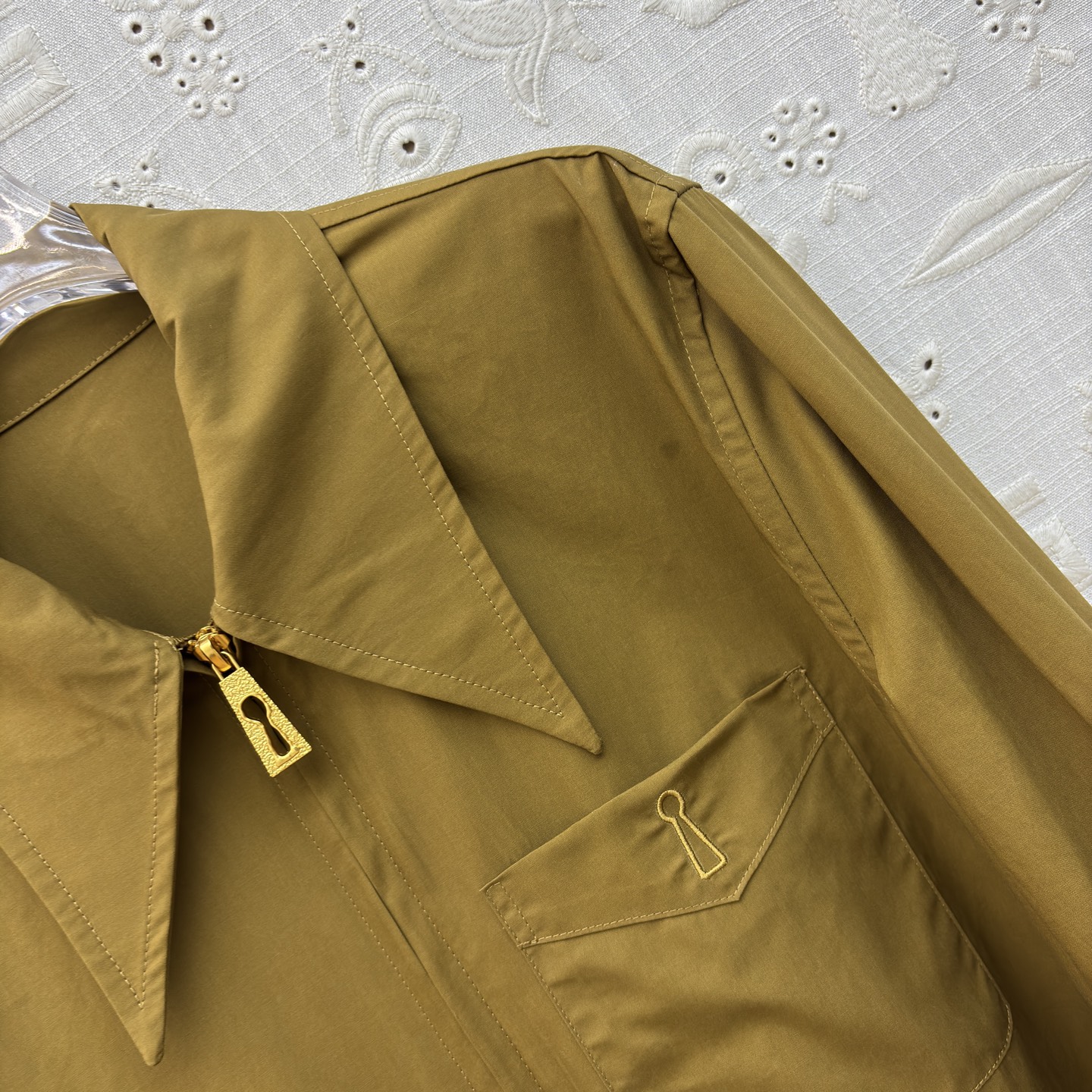 Sch翻领拉链衬衫 标志性金属锁扣贯穿拉链 大尖领修饰脸型 侧开叉更显随性慵懒 一件就能hold住通勤、