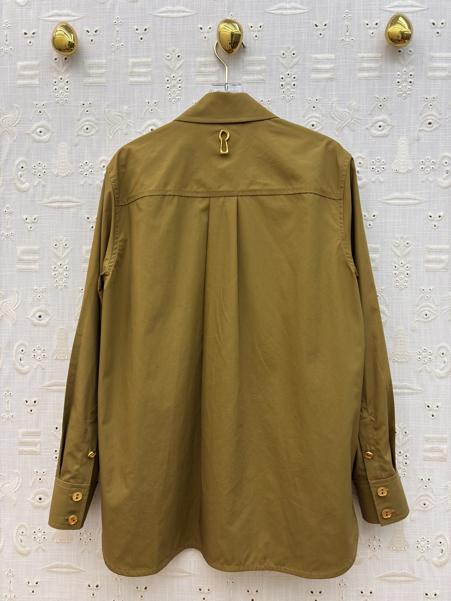 Sch翻领拉链衬衫 标志性金属锁扣贯穿拉链 大尖领修饰脸型 侧开叉更显随性慵懒 一件就能hold住通勤、