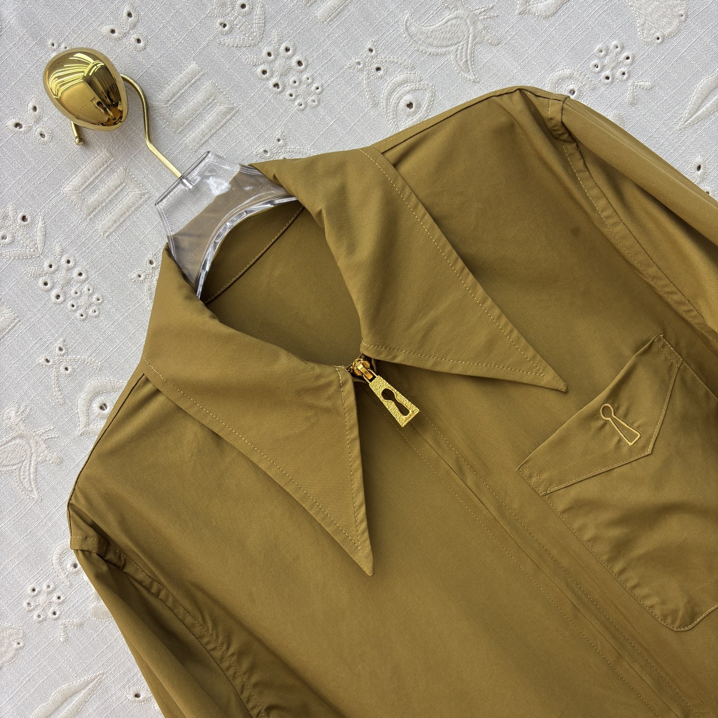 Sch翻领拉链衬衫 标志性金属锁扣贯穿拉链 大尖领修饰脸型 侧开叉更显随性慵懒 一件就能hold住通勤、