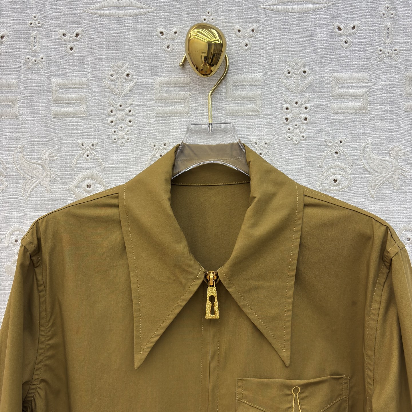 Sch翻领拉链衬衫 标志性金属锁扣贯穿拉链 大尖领修饰脸型 侧开叉更显随性慵懒 一件就能hold住通勤、