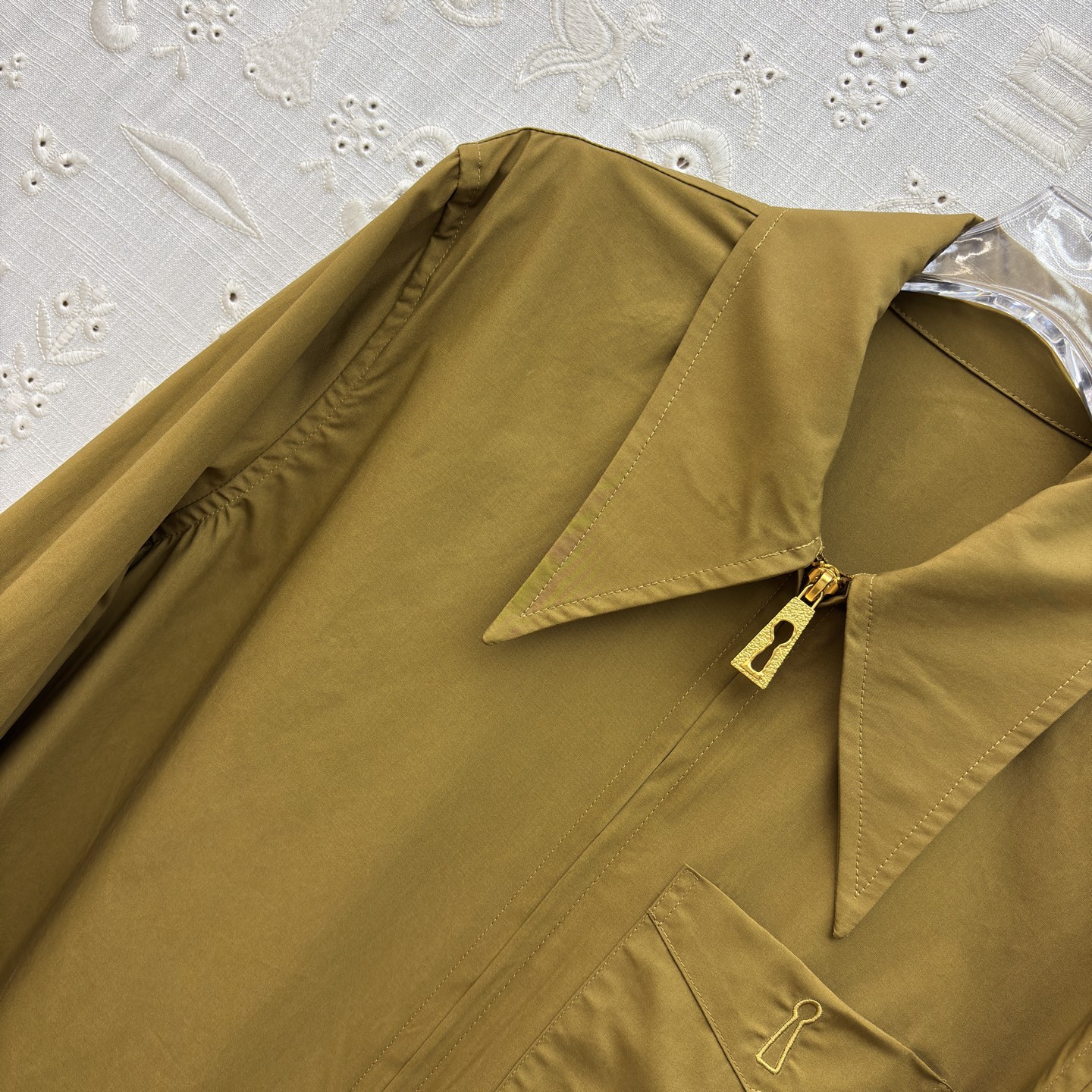 Sch翻领拉链衬衫 标志性金属锁扣贯穿拉链 大尖领修饰脸型 侧开叉更显随性慵懒 一件就能hold住通勤、