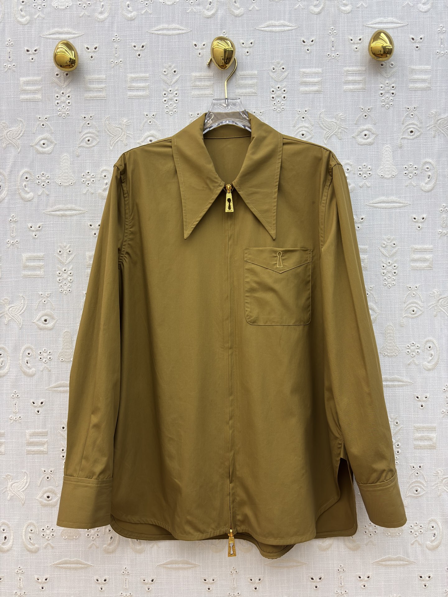 Sch翻领拉链衬衫 标志性金属锁扣贯穿拉链 大尖领修饰脸型 侧开叉更显随性慵懒 一件就能hold住通勤、