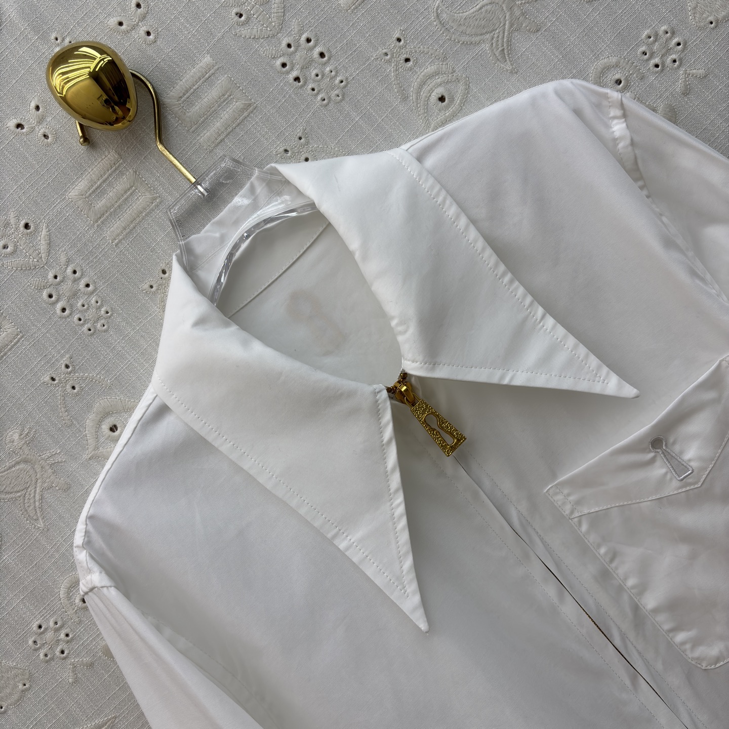 Sch翻领拉链衬衫 标志性金属锁扣贯穿拉链 大尖领修饰脸型 侧开叉更显随性慵懒 一件就能hold住通勤、