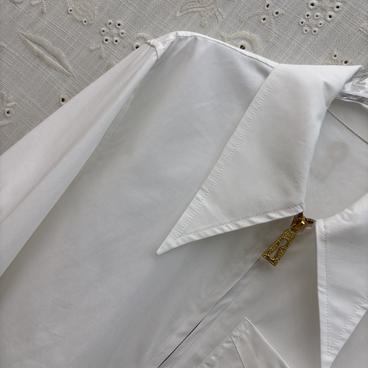 Sch翻领拉链衬衫 标志性金属锁扣贯穿拉链 大尖领修饰脸型 侧开叉更显随性慵懒 一件就能hold住通勤、