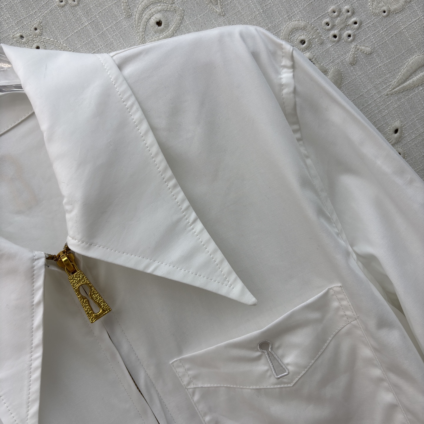 Sch翻领拉链衬衫 标志性金属锁扣贯穿拉链 大尖领修饰脸型 侧开叉更显随性慵懒 一件就能hold住通勤、