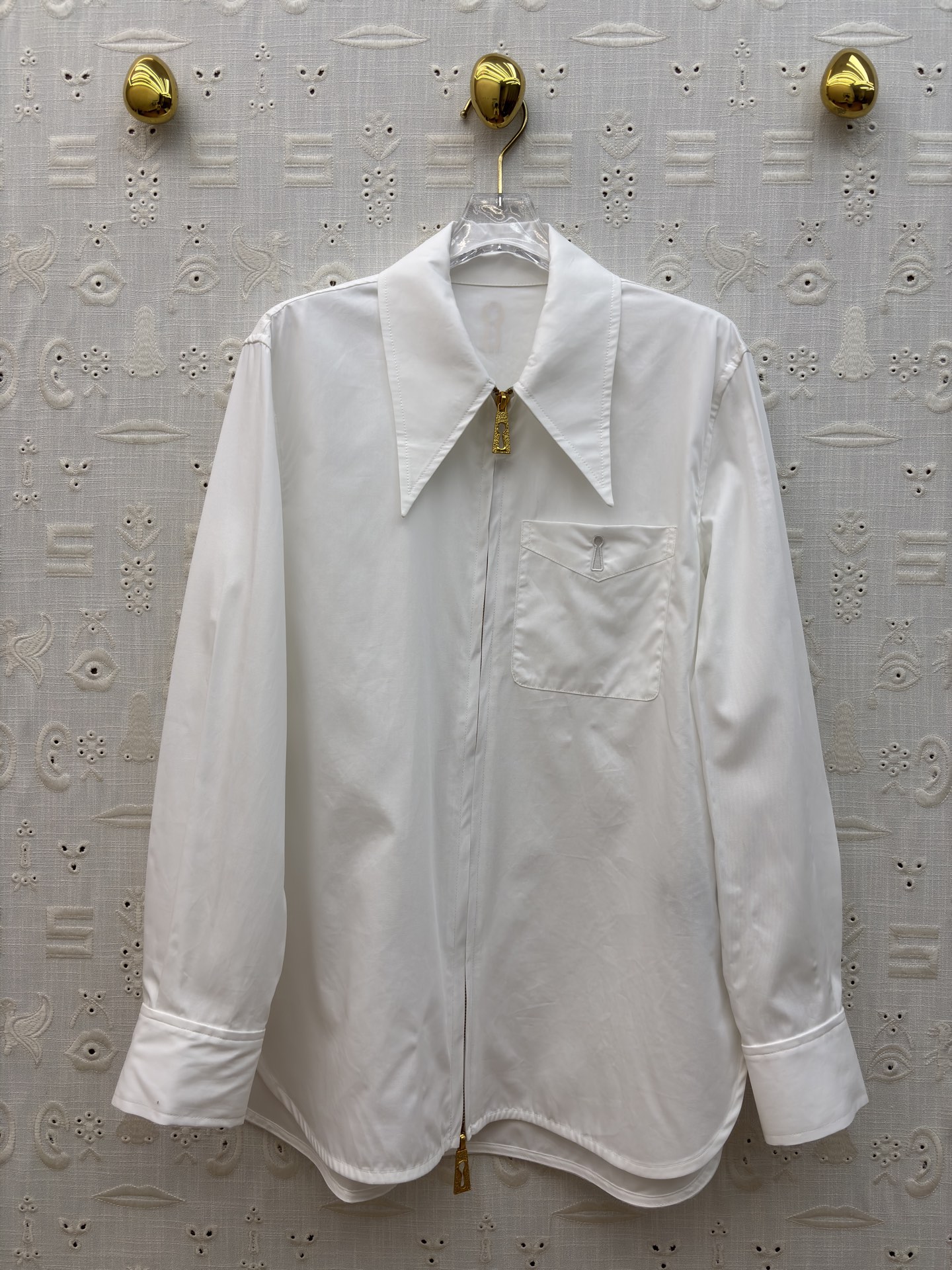 Sch翻领拉链衬衫 标志性金属锁扣贯穿拉链 大尖领修饰脸型 侧开叉更显随性慵懒 一件就能hold住通勤、