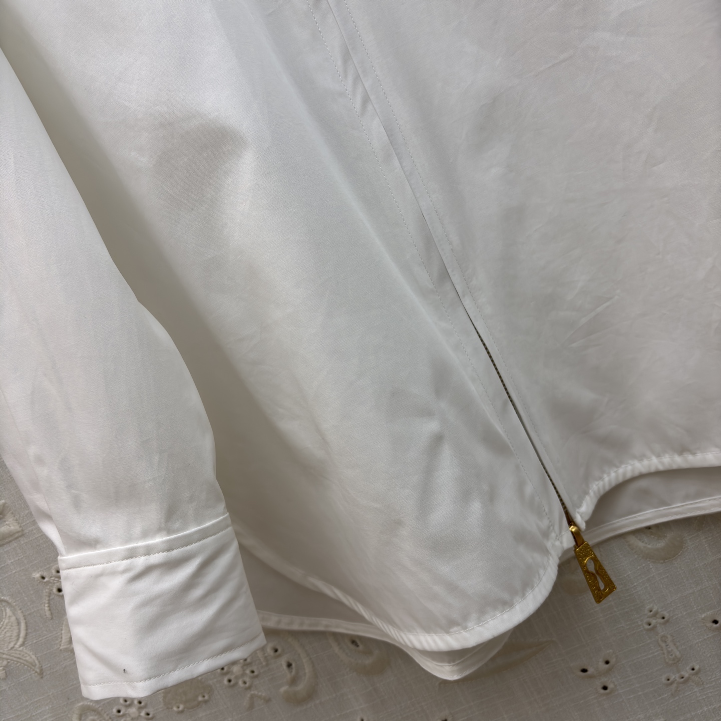 Sch翻领拉链衬衫 标志性金属锁扣贯穿拉链 大尖领修饰脸型 侧开叉更显随性慵懒 一件就能hold住通勤、