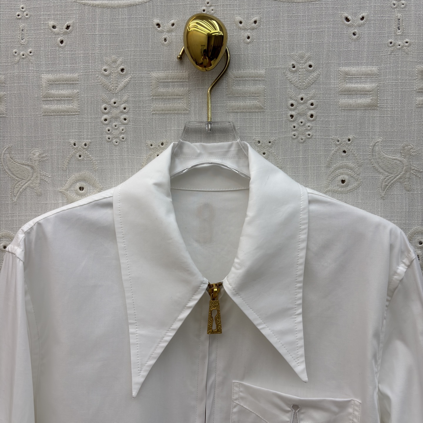 Sch翻领拉链衬衫 标志性金属锁扣贯穿拉链 大尖领修饰脸型 侧开叉更显随性慵懒 一件就能hold住通勤、