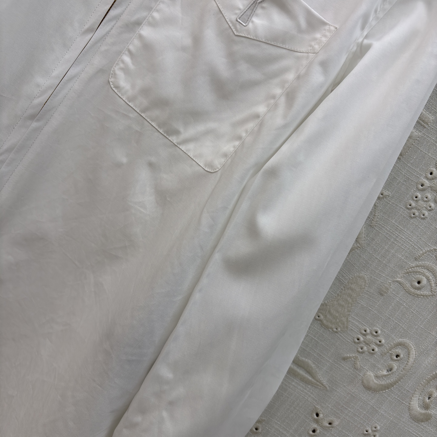 Sch翻领拉链衬衫 标志性金属锁扣贯穿拉链 大尖领修饰脸型 侧开叉更显随性慵懒 一件就能hold住通勤、