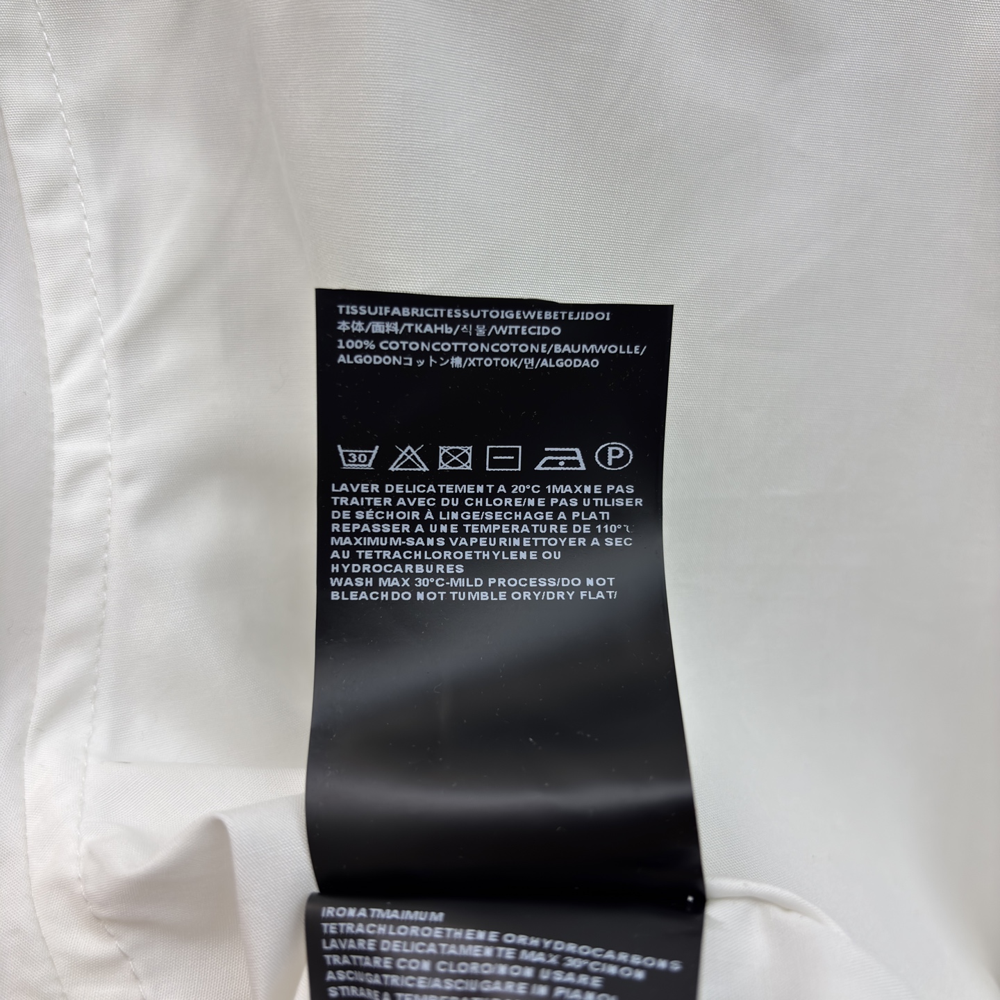 Sch翻领拉链衬衫 标志性金属锁扣贯穿拉链 大尖领修饰脸型 侧开叉更显随性慵懒 一件就能hold住通勤、