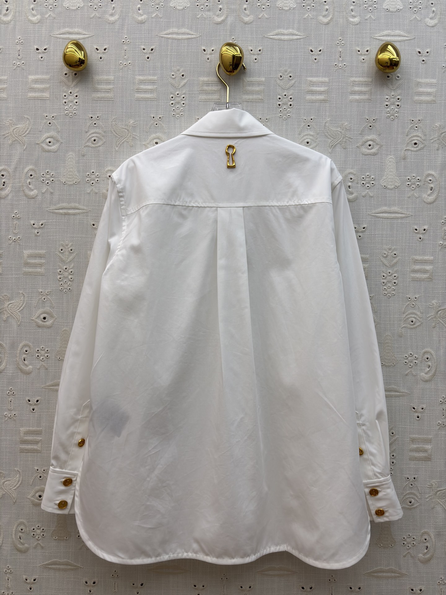 Sch翻领拉链衬衫 标志性金属锁扣贯穿拉链 大尖领修饰脸型 侧开叉更显随性慵懒 一件就能hold住通勤、