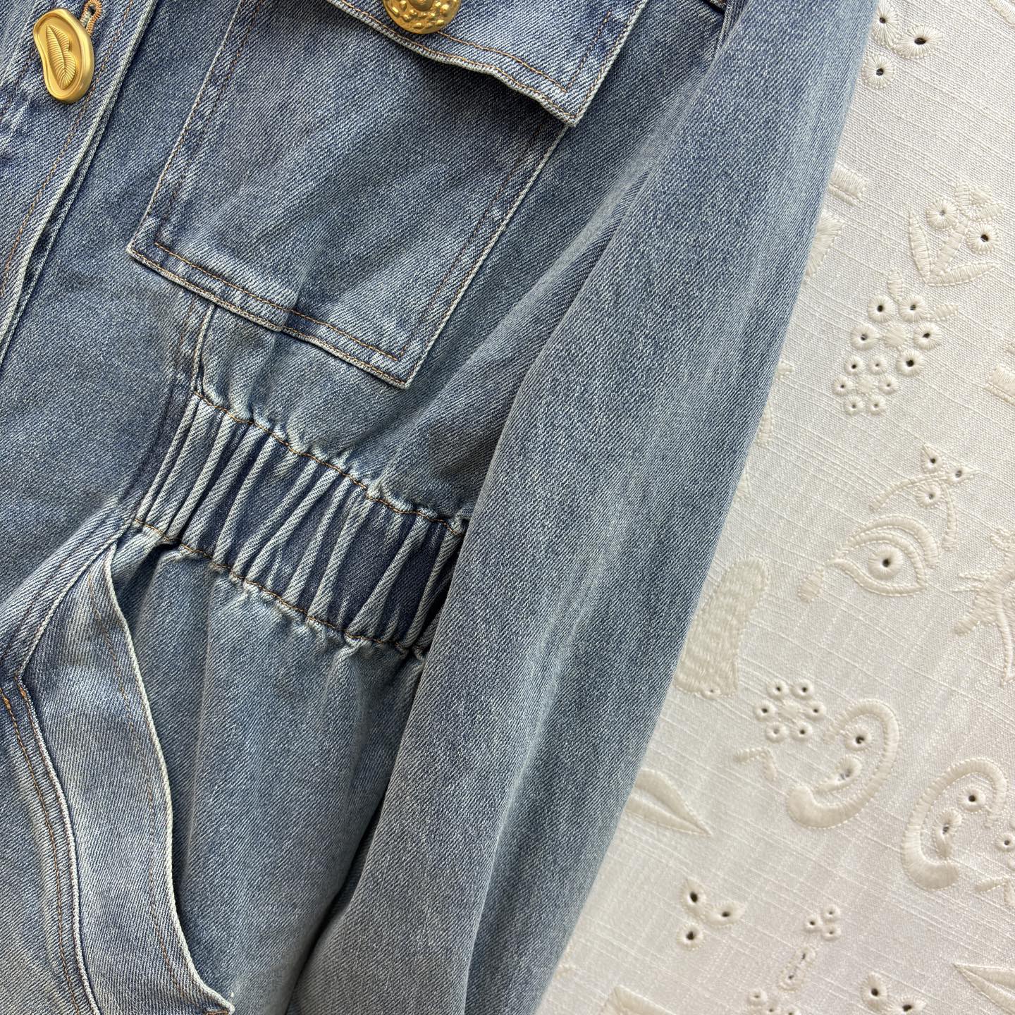 Sch复古水洗牛仔外套 金扣点缀自带贵气感 收腰设计轻松勾勒腰线 休闲与精致感兼得 日常通勤或出街都能轻