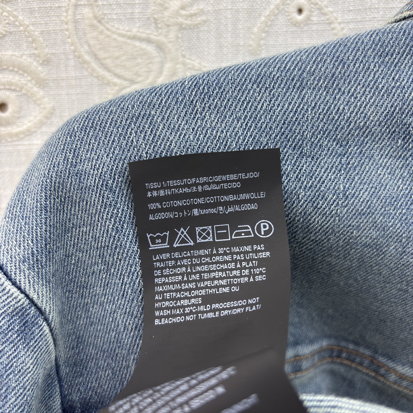 Sch复古水洗牛仔外套 金扣点缀自带贵气感 收腰设计轻松勾勒腰线 休闲与精致感兼得 日常通勤或出街都能轻