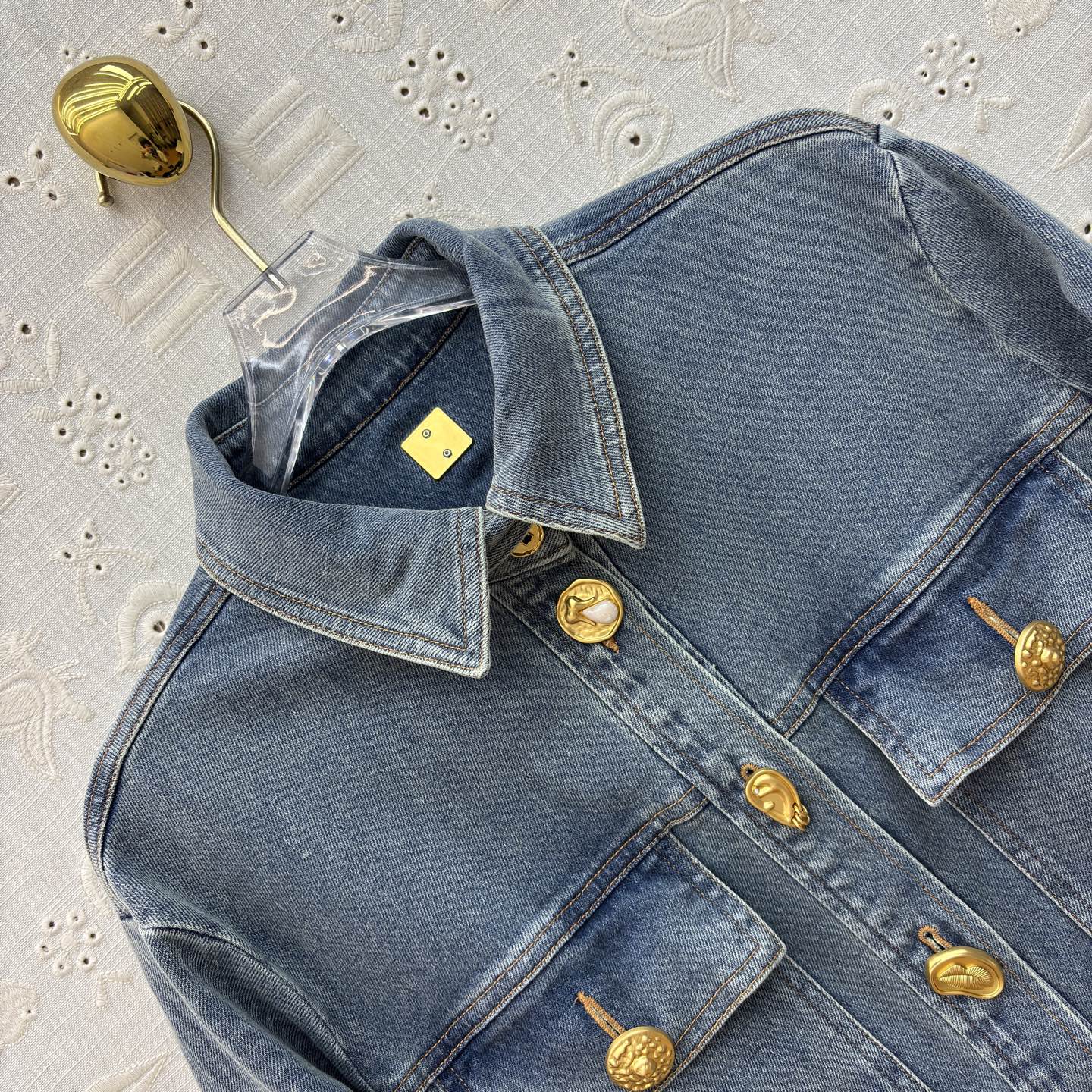 Sch复古水洗牛仔外套 金扣点缀自带贵气感 收腰设计轻松勾勒腰线 休闲与精致感兼得 日常通勤或出街都能轻