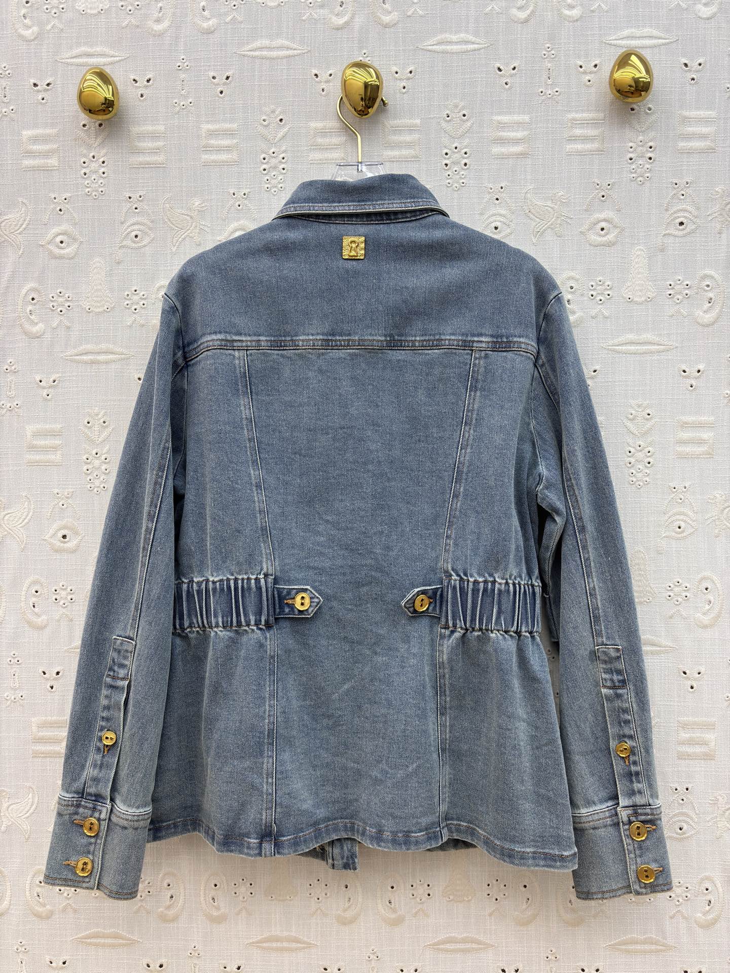 Sch复古水洗牛仔外套 金扣点缀自带贵气感 收腰设计轻松勾勒腰线 休闲与精致感兼得 日常通勤或出街都能轻