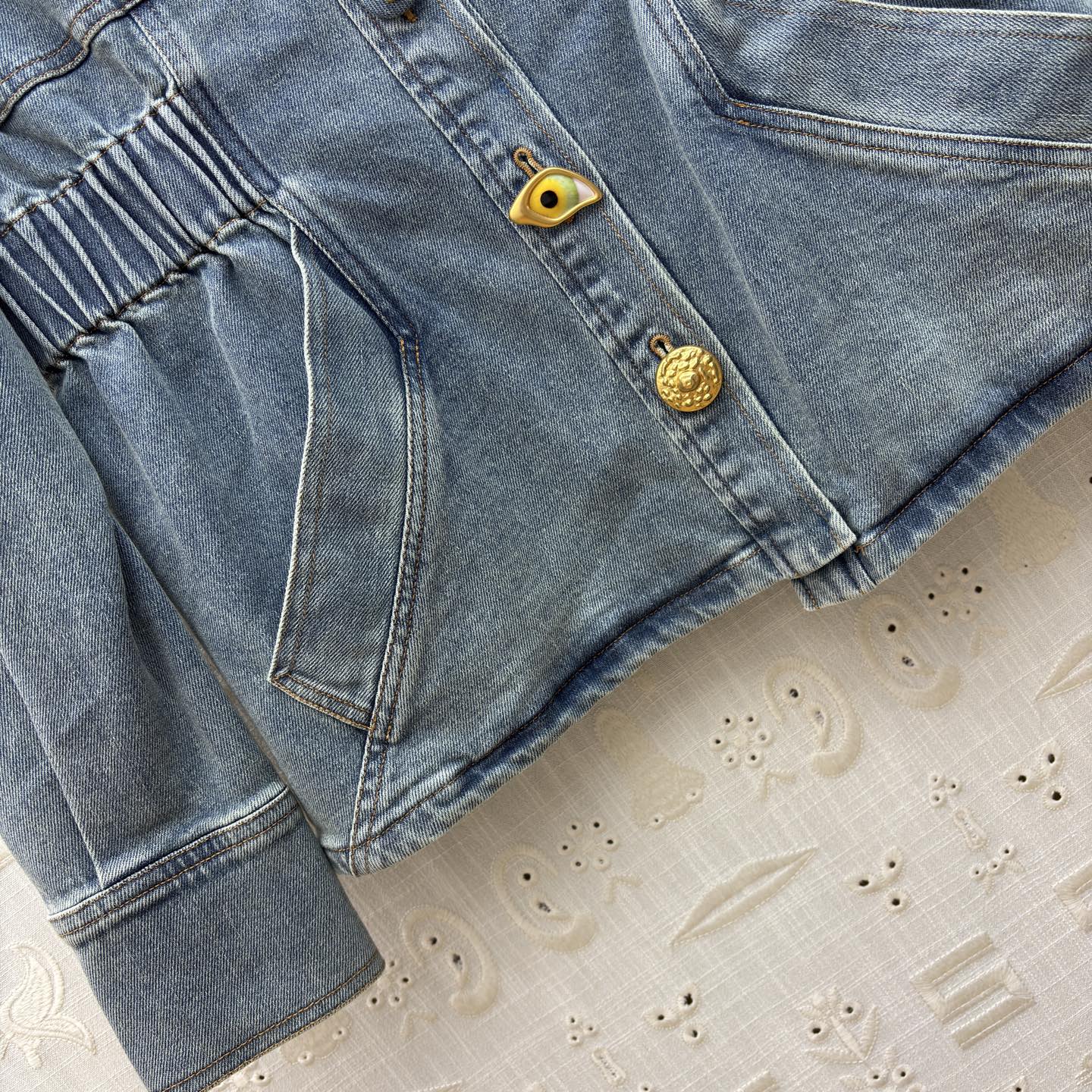 Sch复古水洗牛仔外套 金扣点缀自带贵气感 收腰设计轻松勾勒腰线 休闲与精致感兼得 日常通勤或出街都能轻