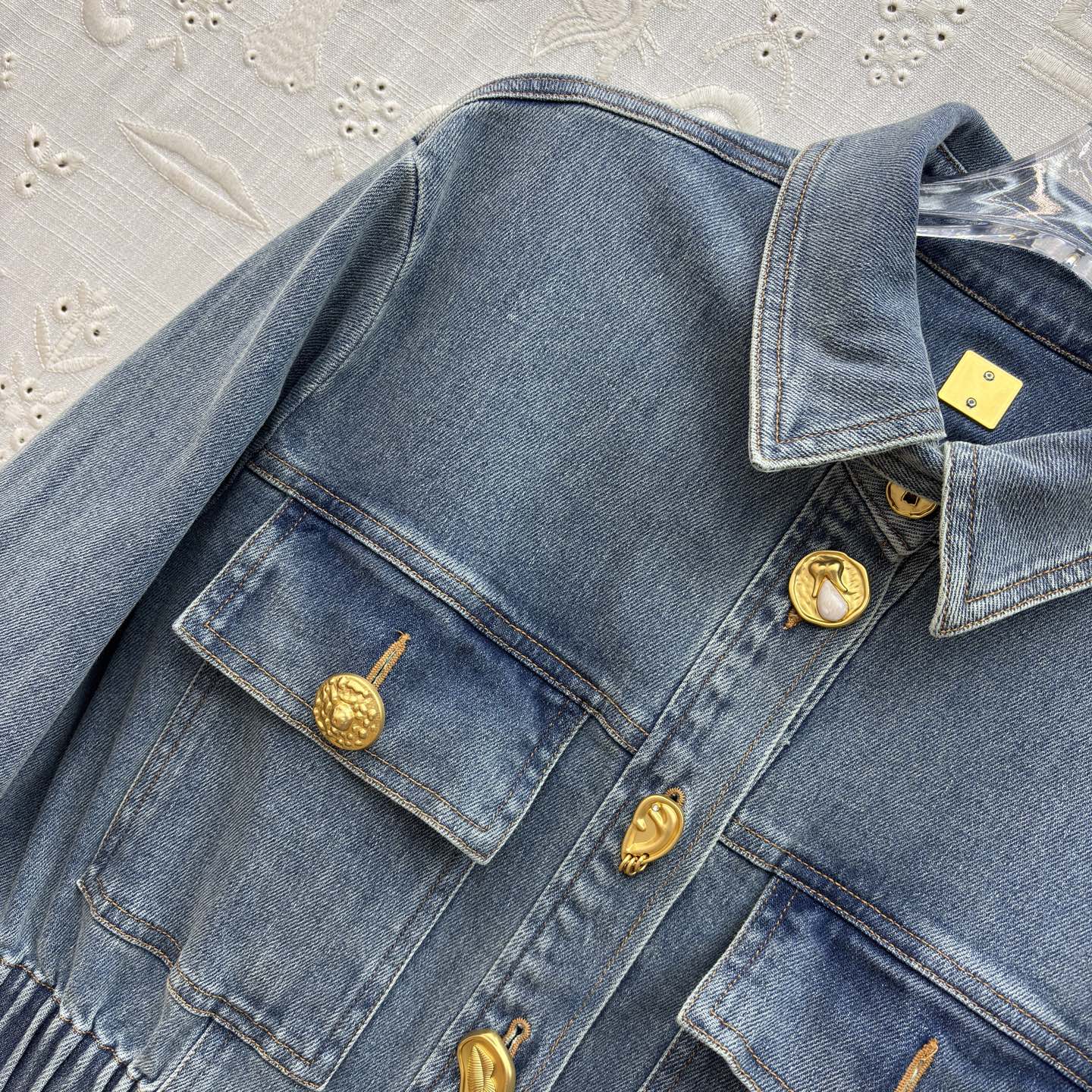 Sch复古水洗牛仔外套 金扣点缀自带贵气感 收腰设计轻松勾勒腰线 休闲与精致感兼得 日常通勤或出街都能轻