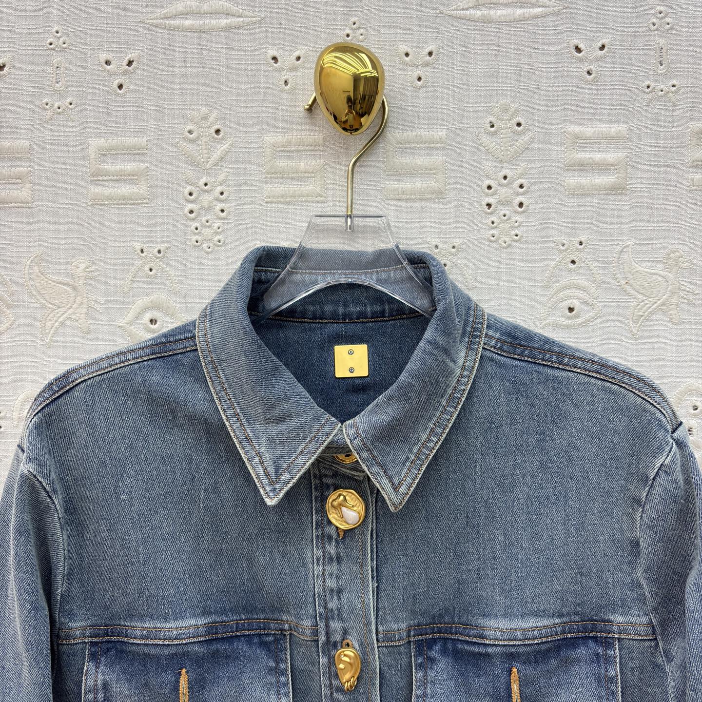 Sch复古水洗牛仔外套 金扣点缀自带贵气感 收腰设计轻松勾勒腰线 休闲与精致感兼得 日常通勤或出街都能轻