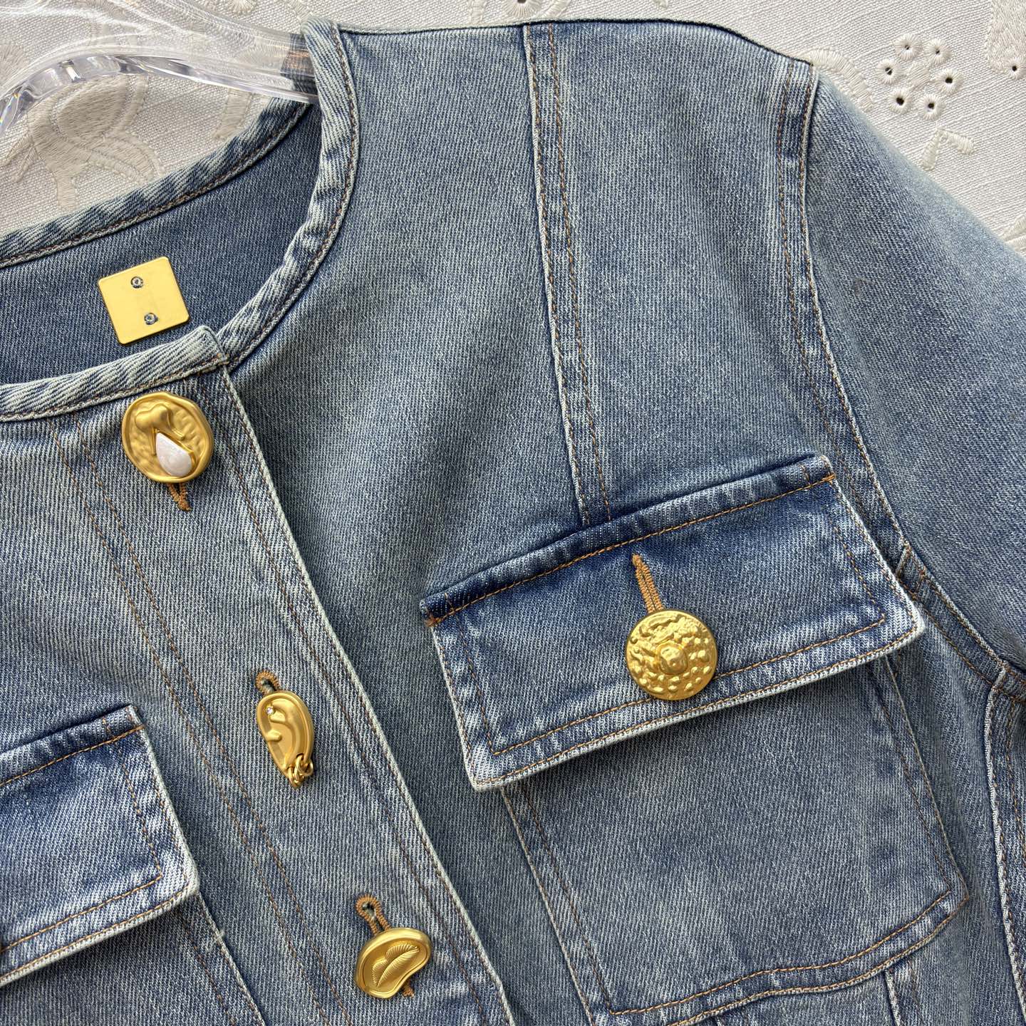 Sch复古洗水牛仔连衣裙 一眼沦陷的牛仔裙 独特的金扣太绝了 圆领设计不挑人 收腰版型藏肉显瘦 通勤约会